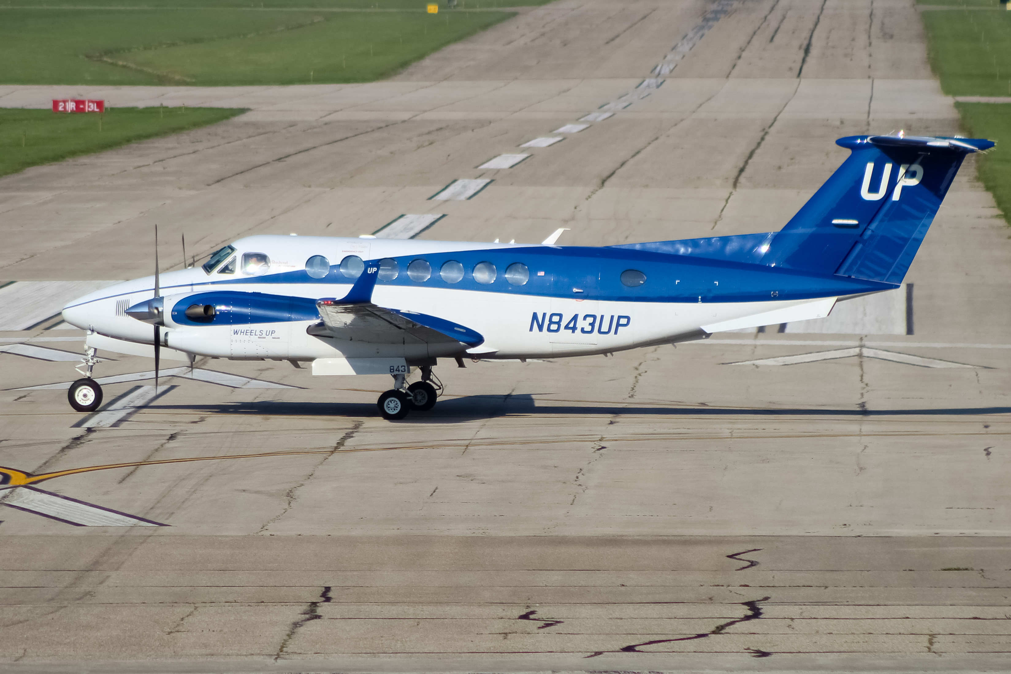 Full size: Wheels Up Beechcraft King Air 350 N843UP at Cincinnati Municipal Airport/Lunken Field