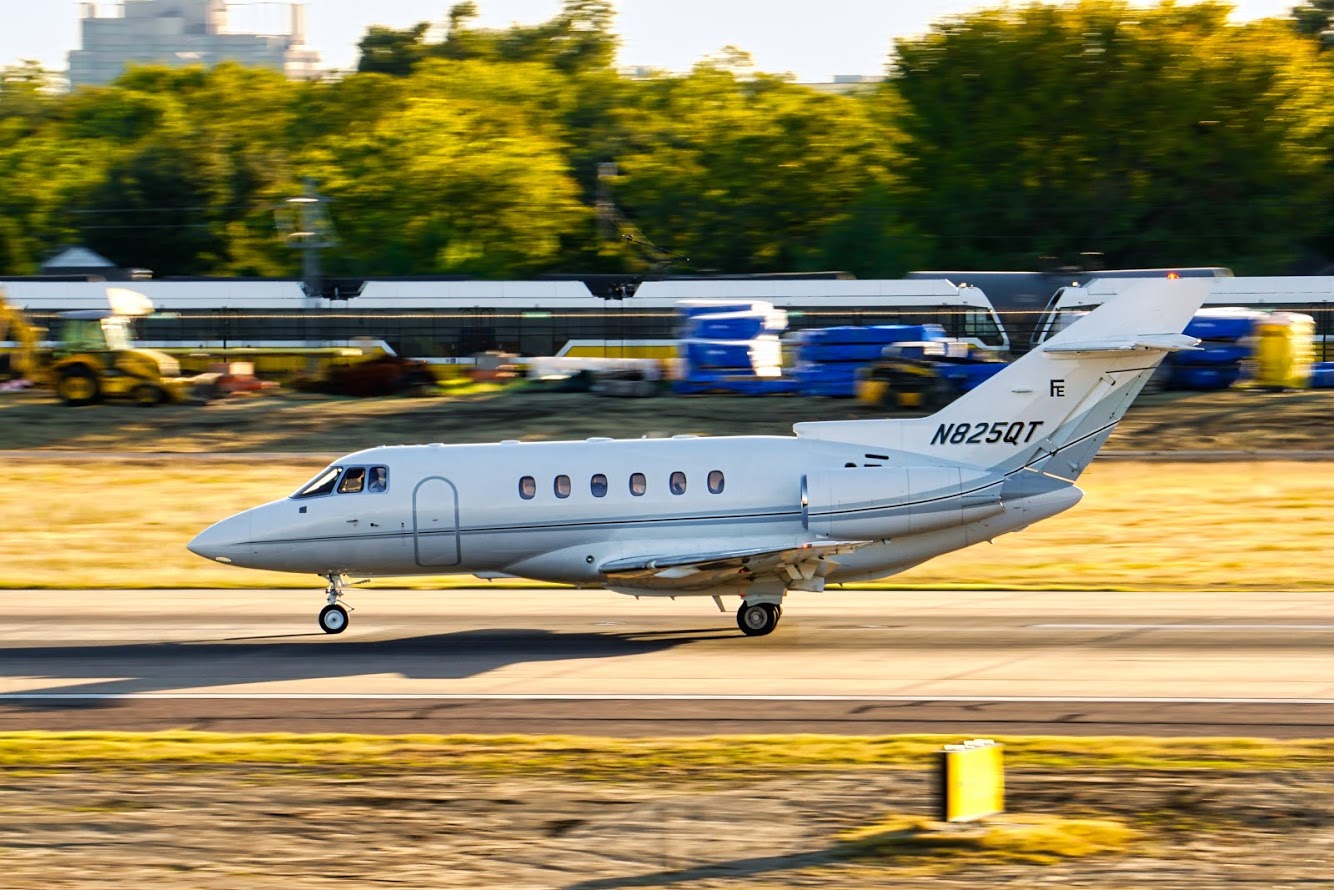 Full size: PRIVATE Hawker 800XP N825QT at Dallas Love Field Airport
