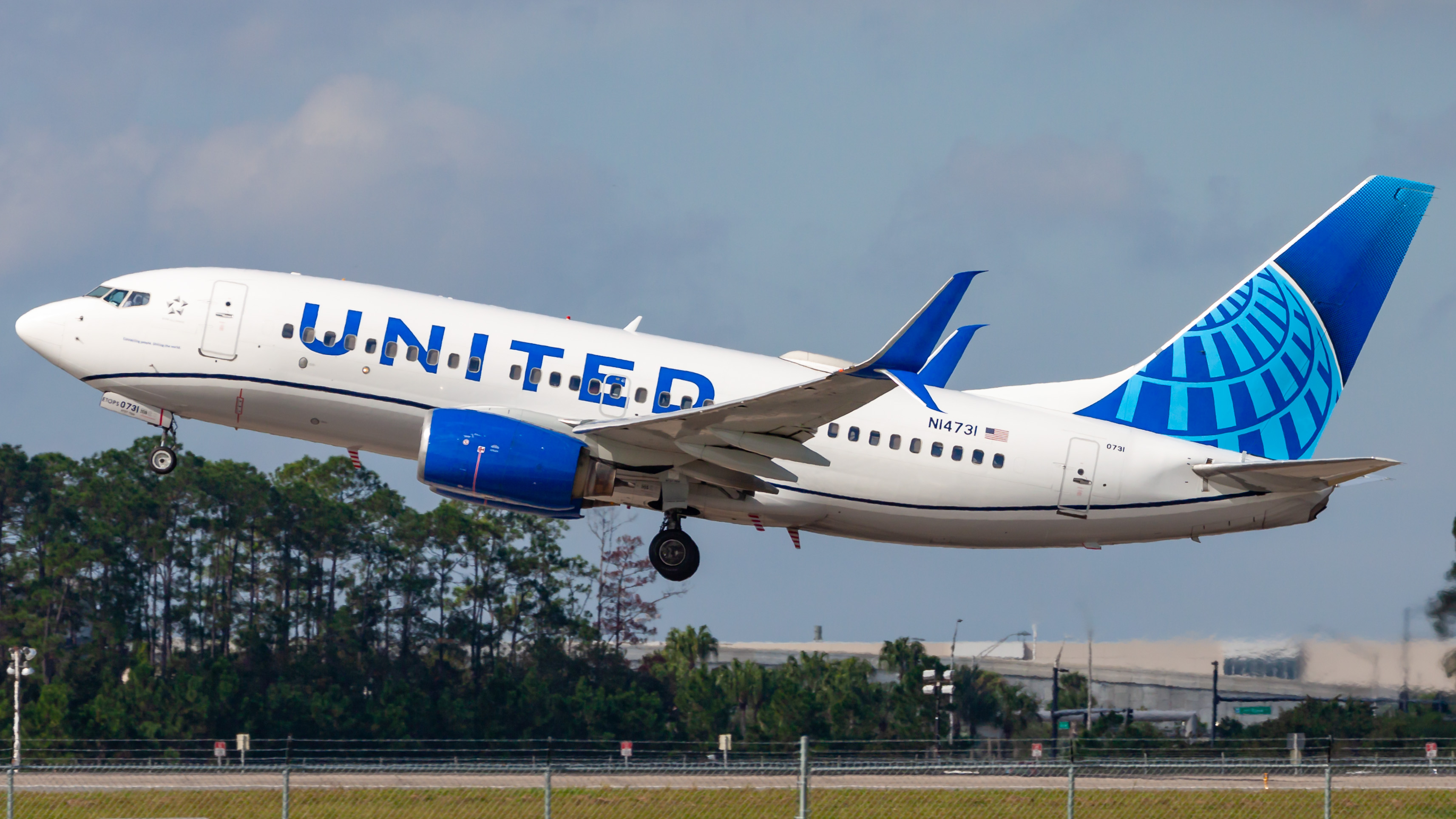 Full size: United Airlines Boeing 737-700 N14731 at Orlando International Airport