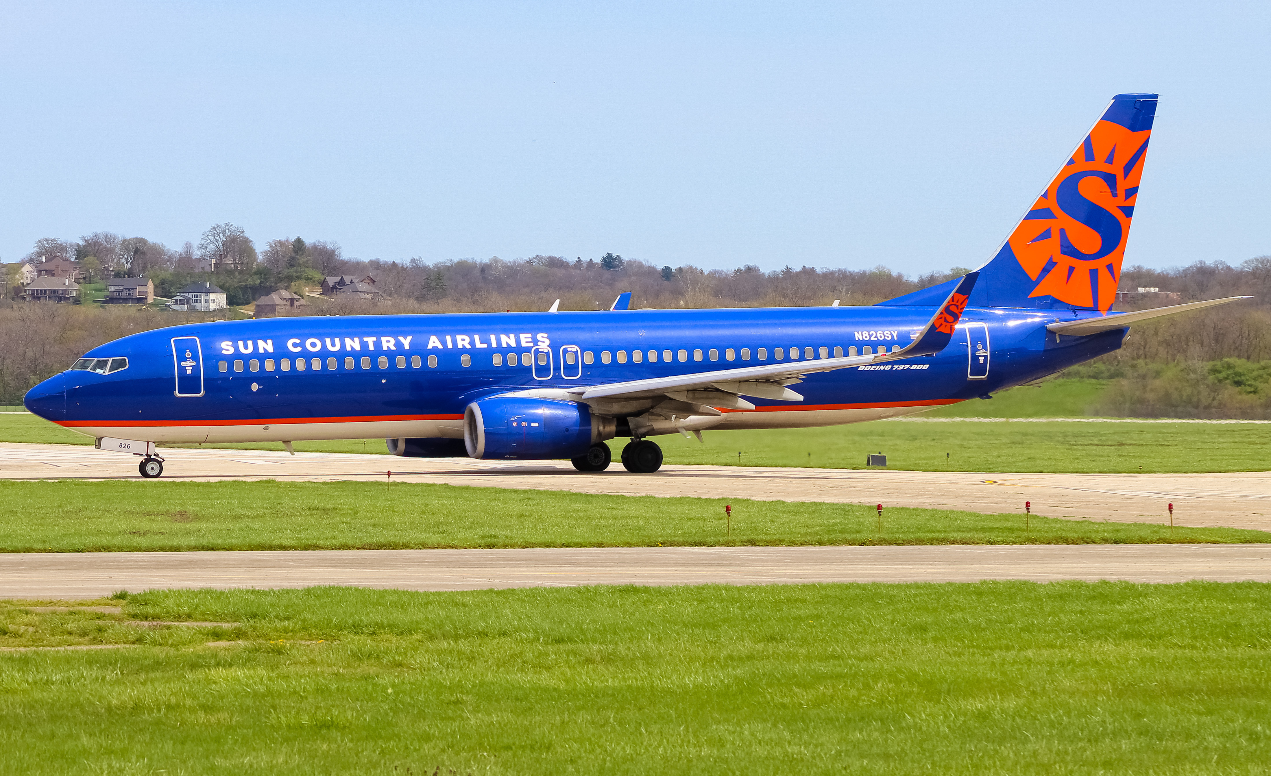 Full size: Sun Country Airlines Boeing 737-800 N826SY at Cincinnati Municipal Airport/Lunken Field
