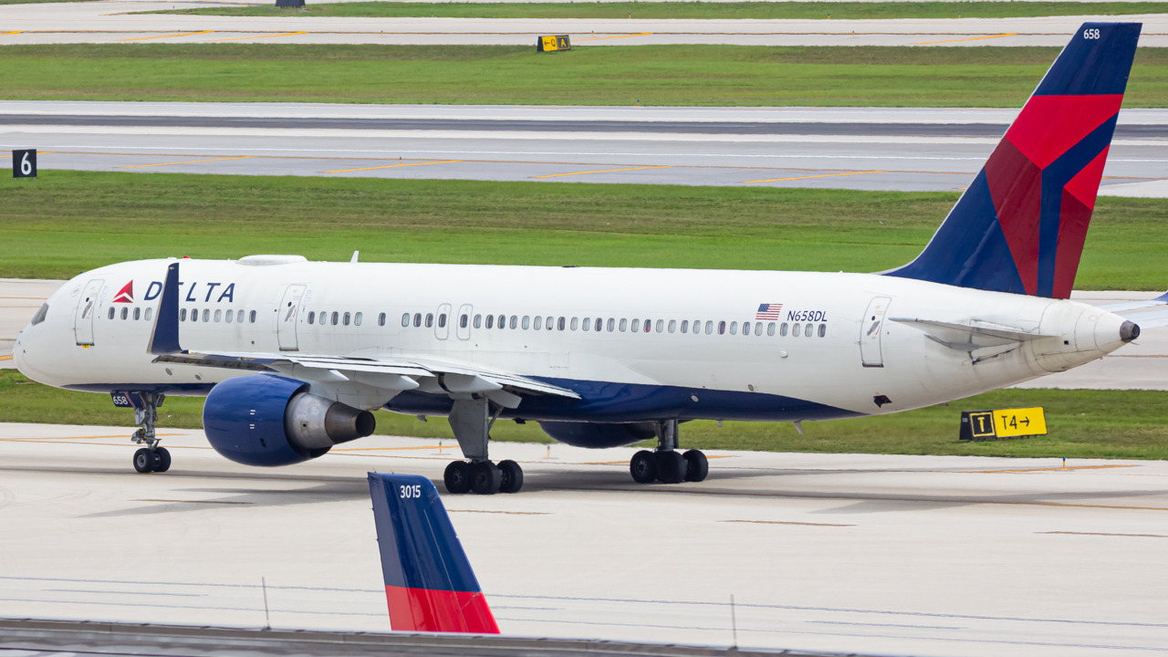 Full size: Delta Airlines Boeing 737-200 N685DL at Fort Lauderdale/Hollywood International Airport