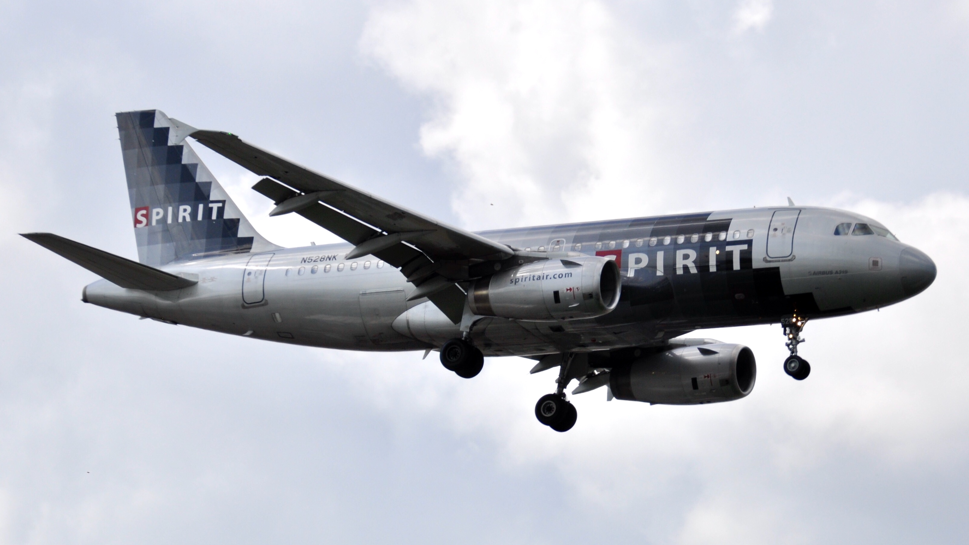 Full size: Spirit Airlines  Airbus A320 N528NK at Chicago O'Hare International Airport