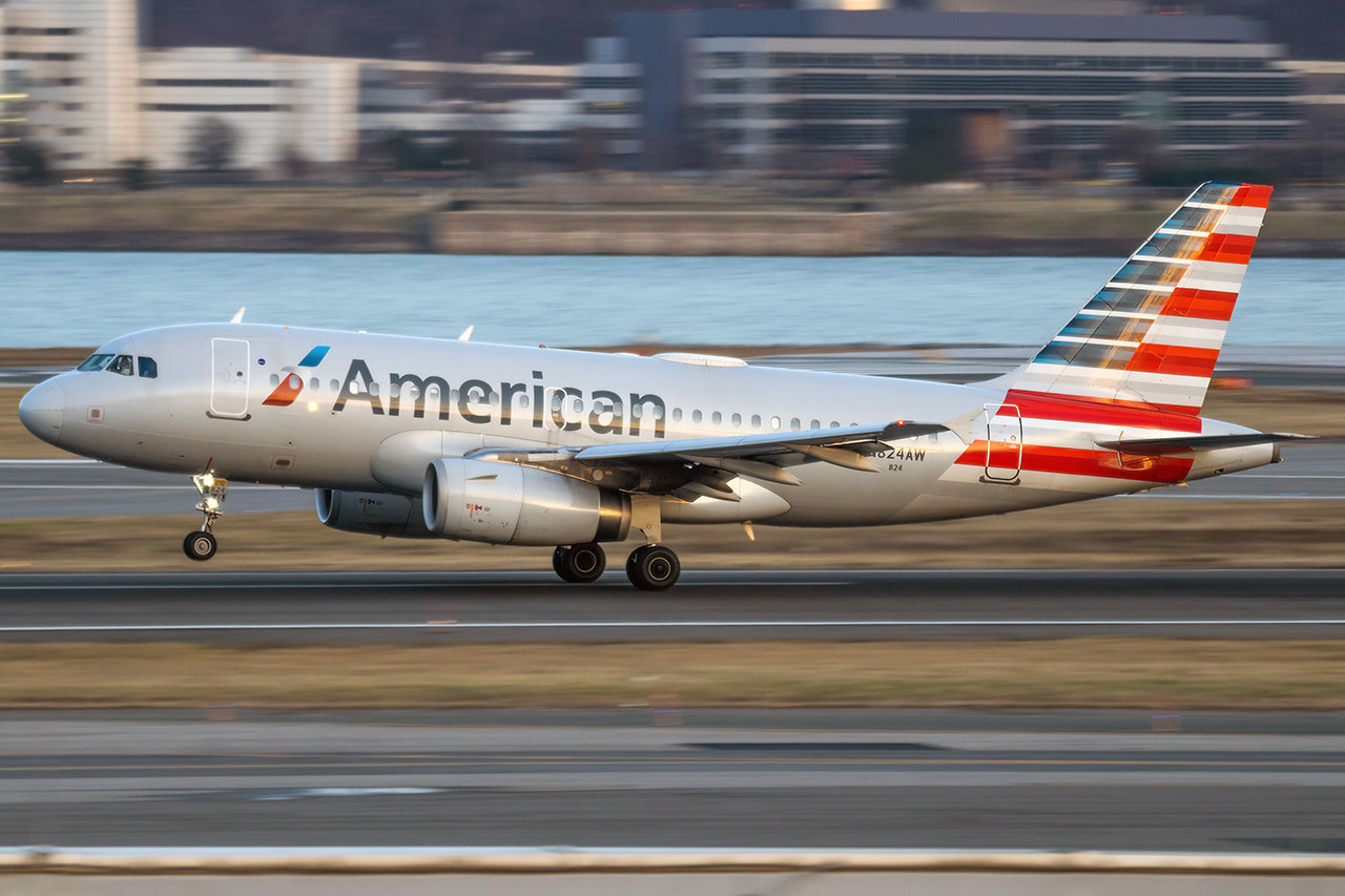 Full size: American Airlines Airbus A319 N824AW at Ronald Reagan National Airport