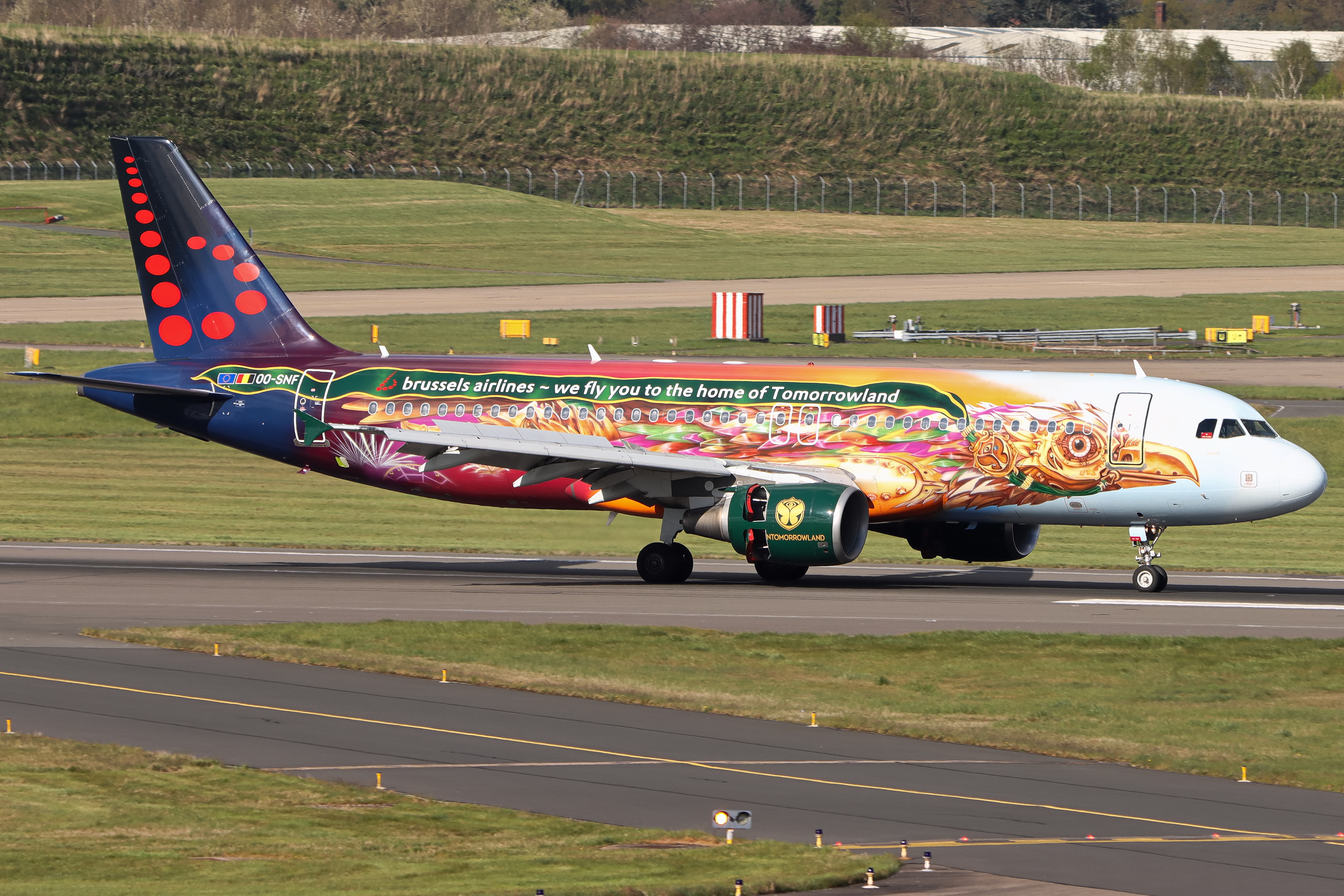 Full size: Brussels Airlines Airbus A320 OO-SNF at Birmingham Airport
