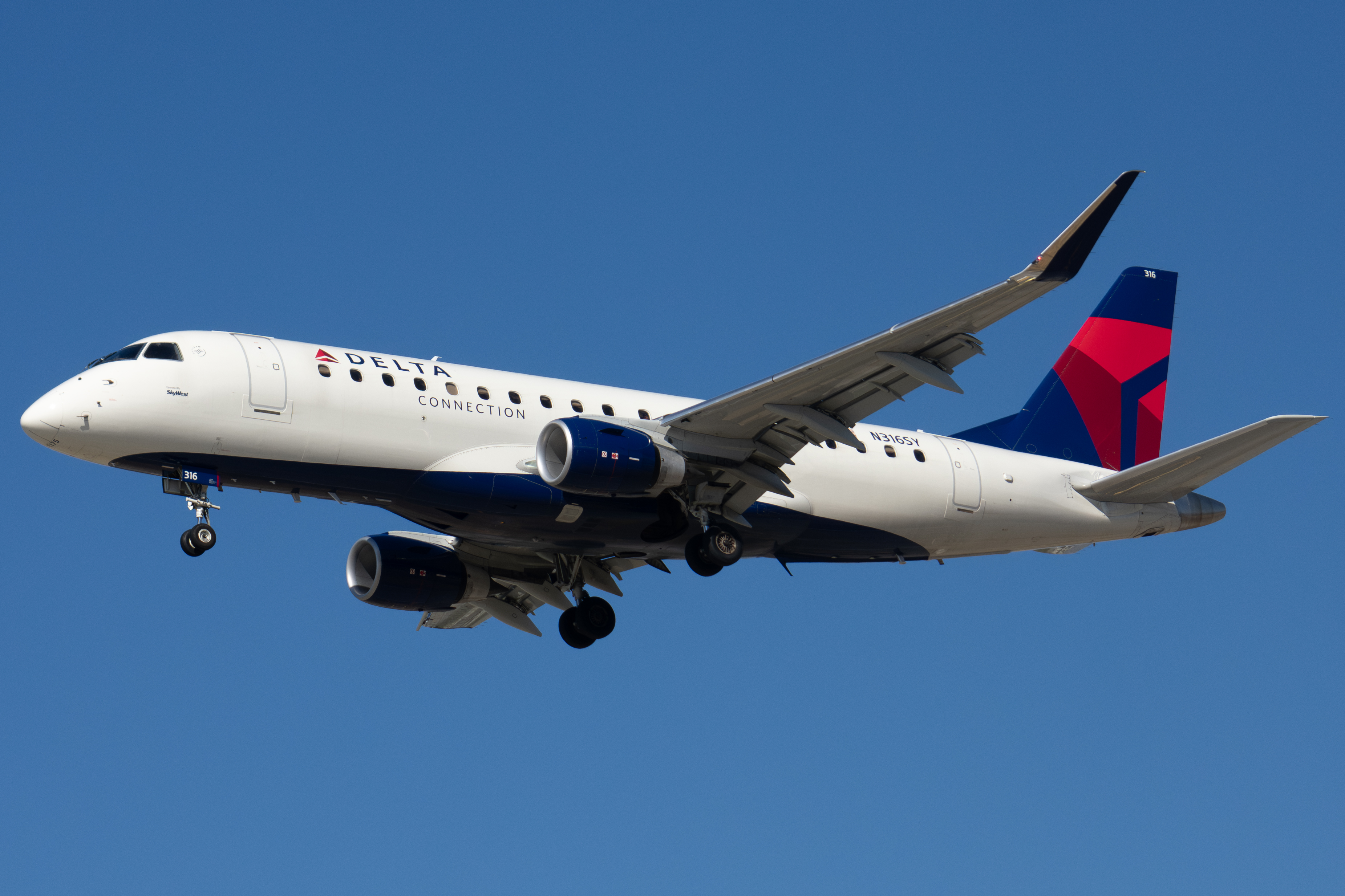 Full size: Delta Airlines Embraer E175 N316SY at Norman Y Mineta San Jose International Airport