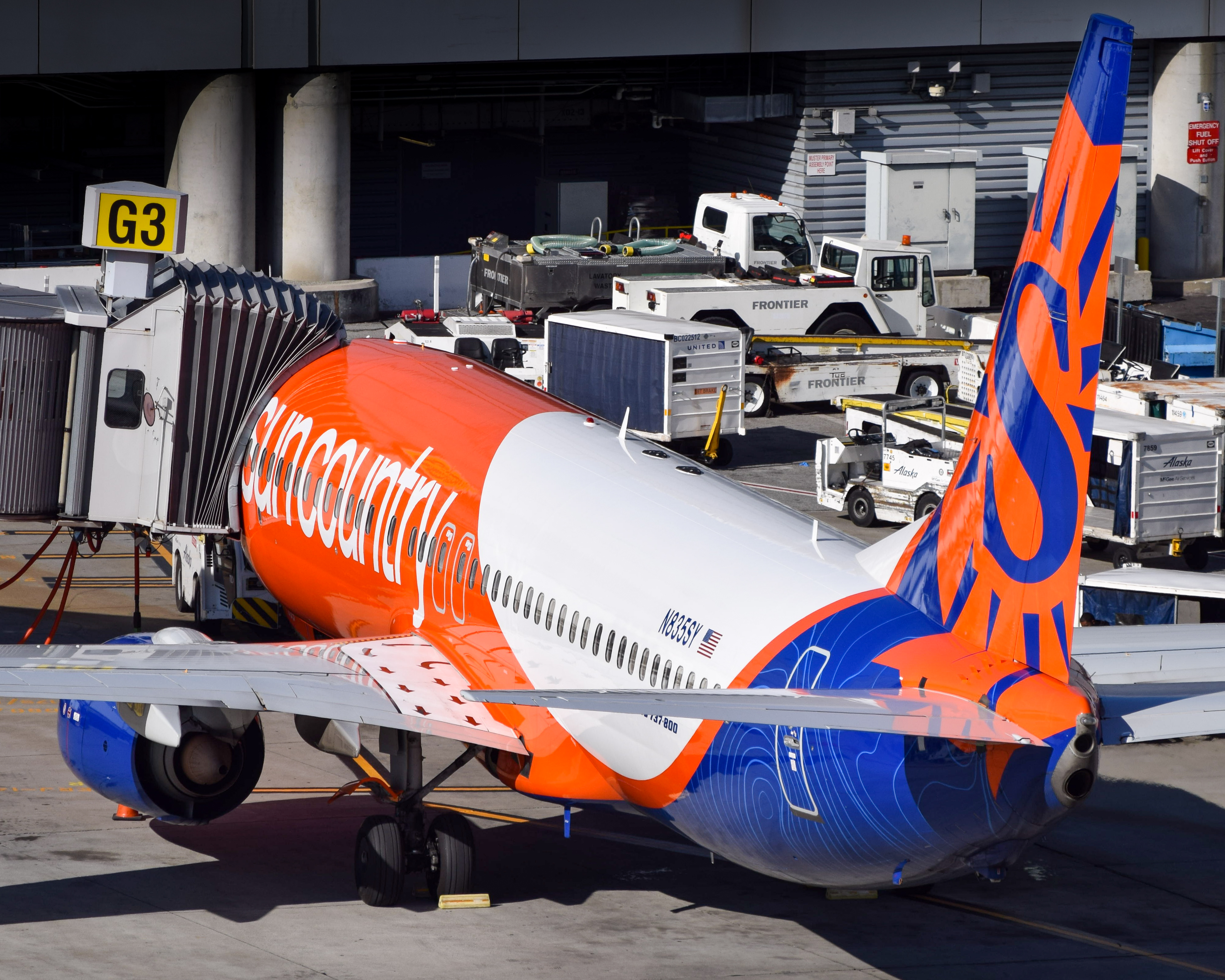 Full size: Sun Country Airlines Boeing 737-800 N835SY at San Francisco International Airport