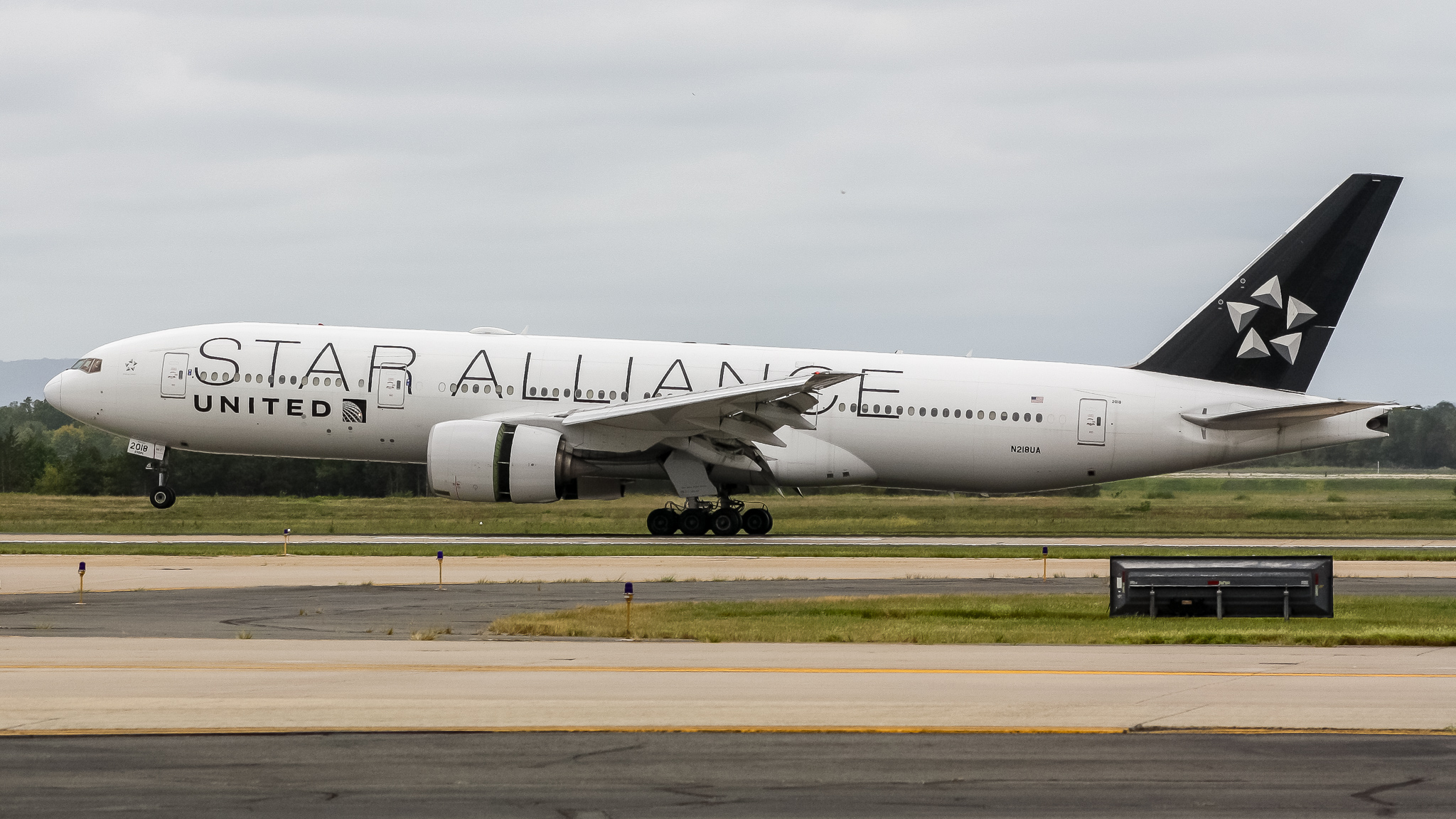 Full size: United Airlines Boeing 777-200 N218UA at Washington Dulles International Airport