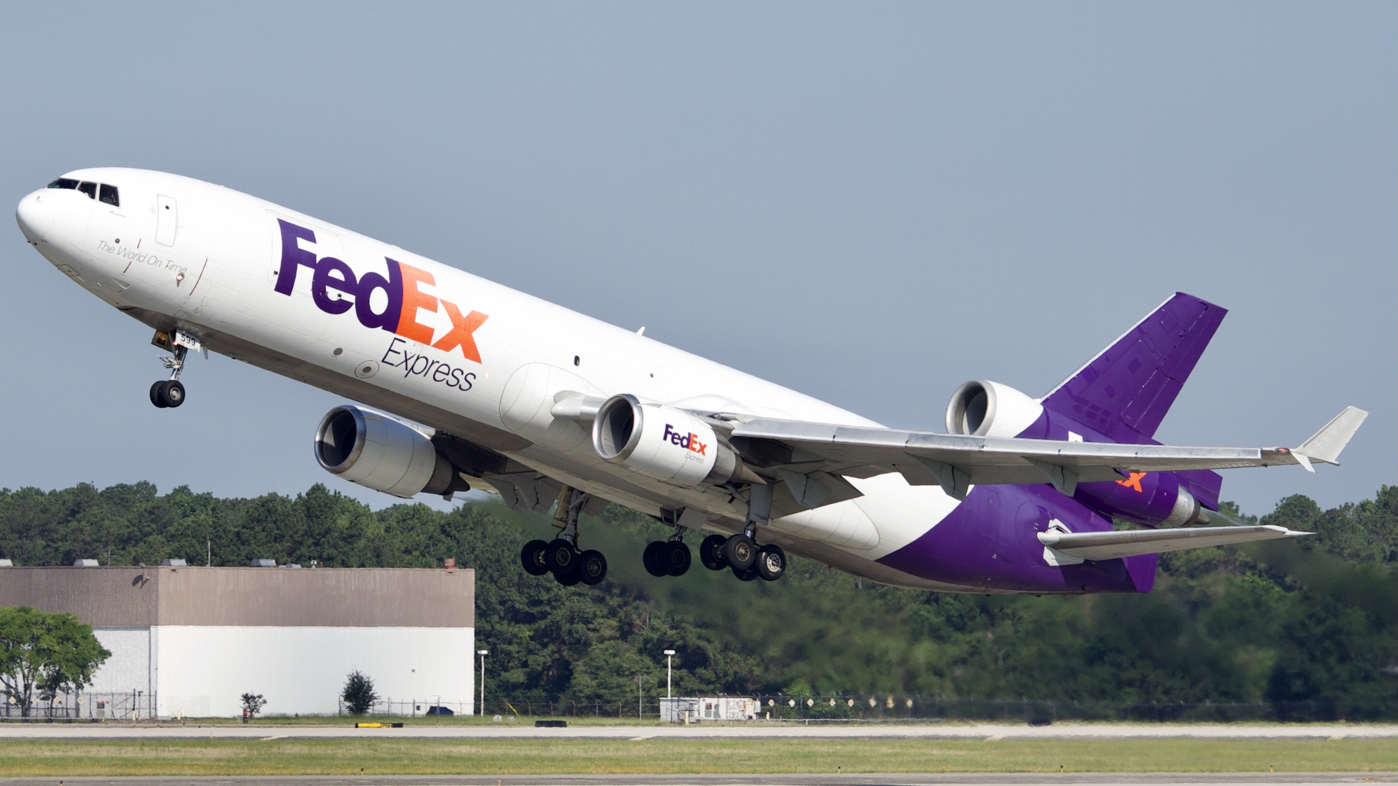Full size: FedEx McDonnell Douglas MD-11F N599FE at Houston-George Bush Intercontinental Airport