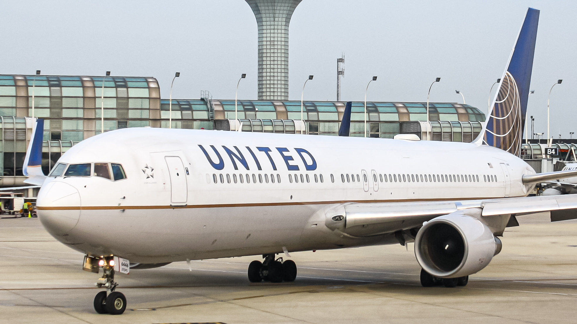 Full size: United Airlines Boeing 767-300ER N646UA at Chicago O'Hare International Airport