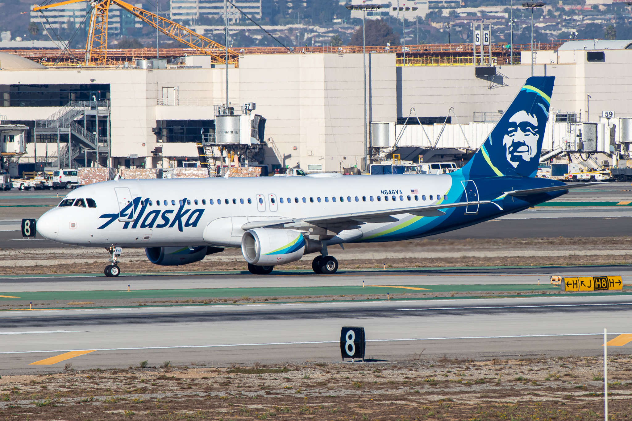 Full size: Alaska Airlines Airbus A320 N846VA at Los Angeles International Airport