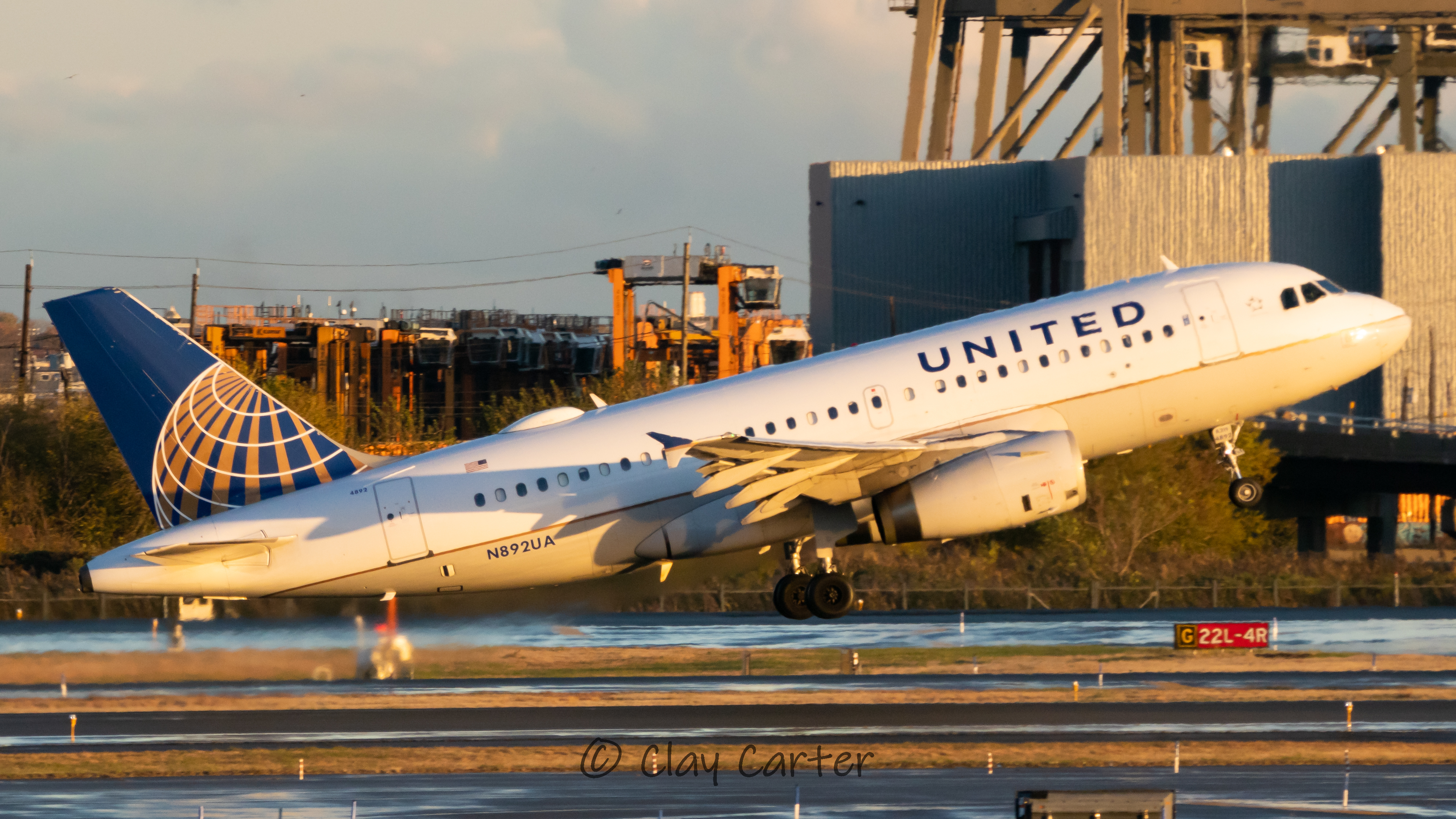 Full size: United Airlines Airbus A319 N892UA at Newark Liberty International Airport