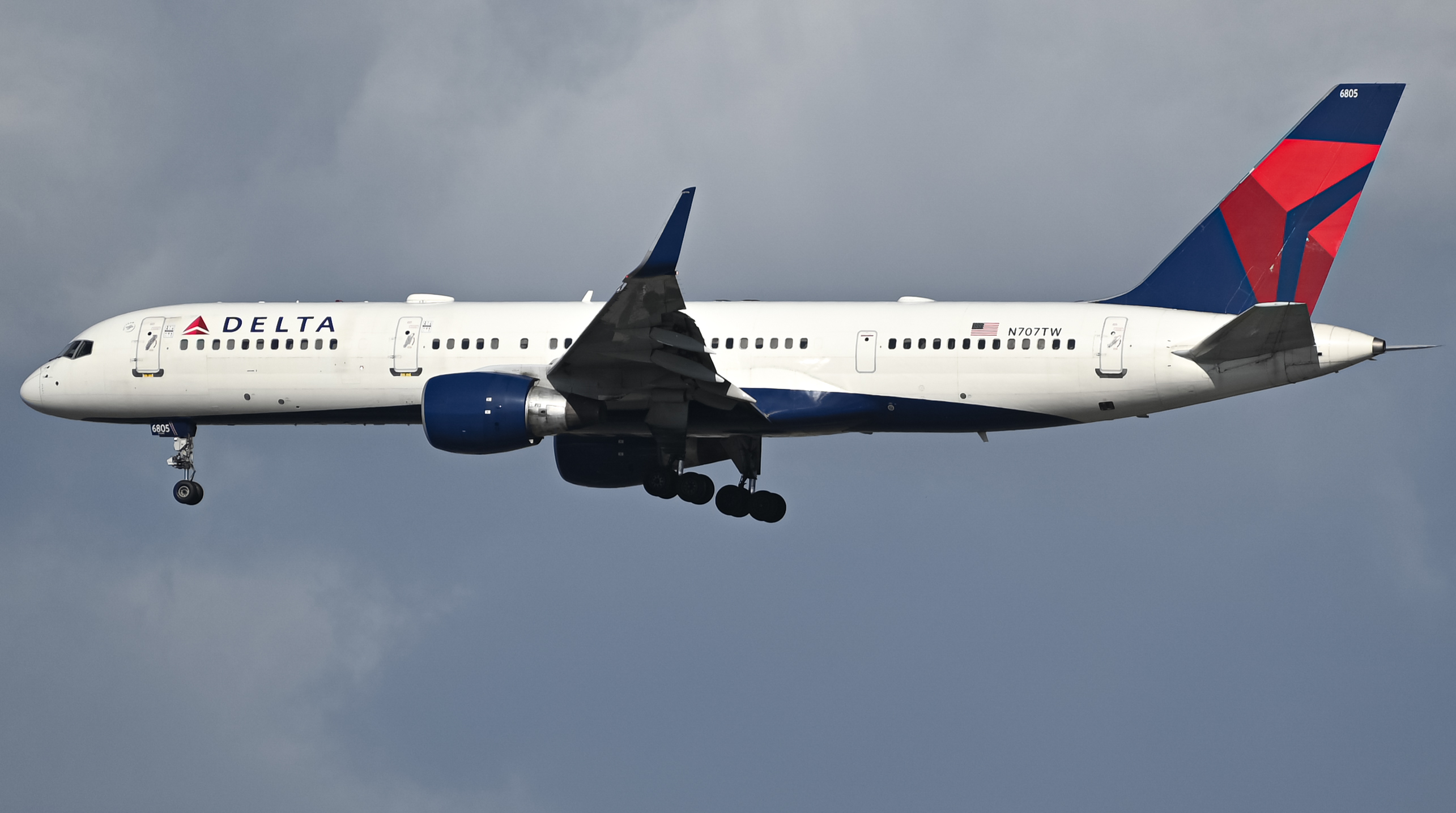Full size: Delta Airlines Boeing 757-200 N707TW at Los Angeles International Airport