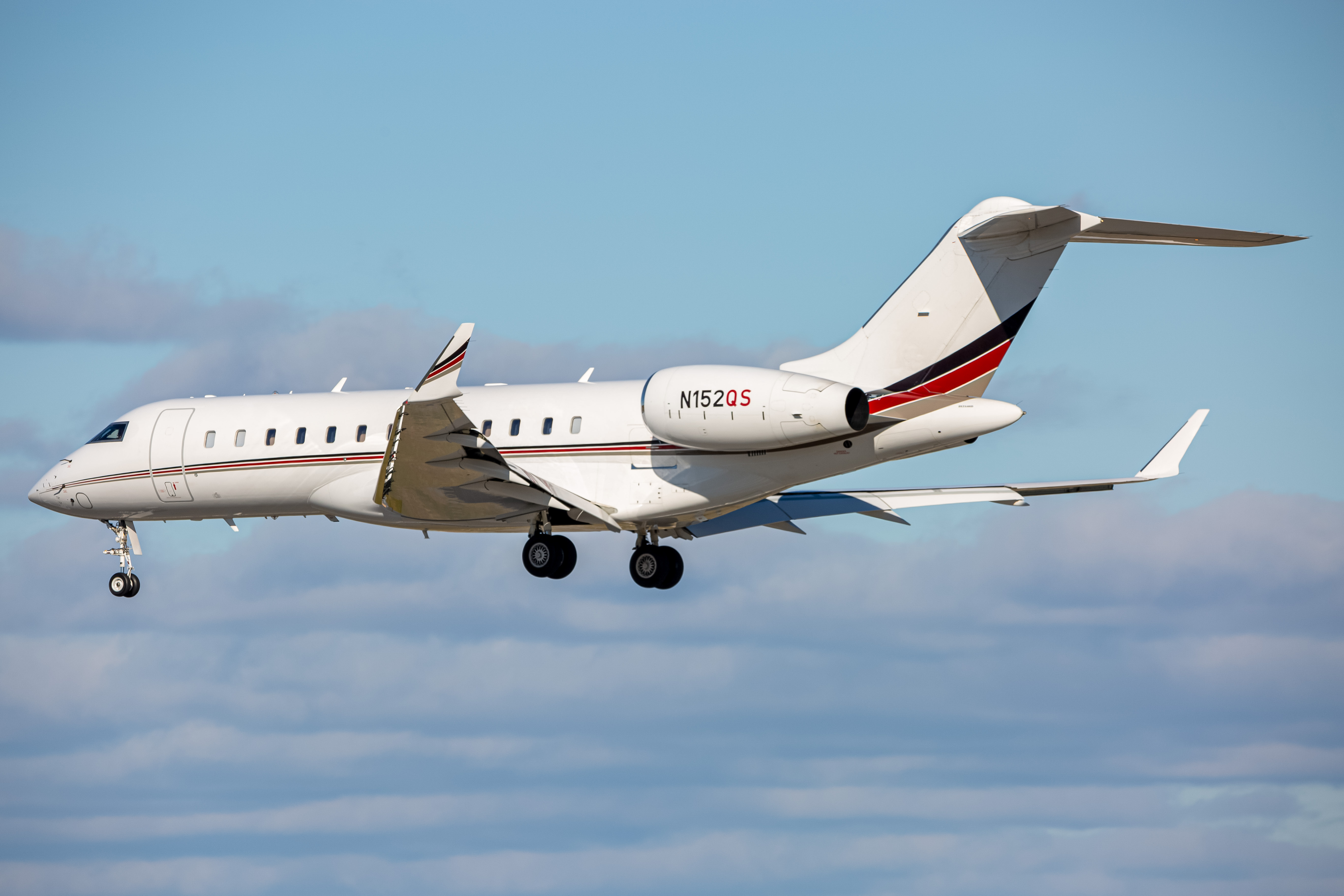 Full size: NetJets Bombardier Global 6000 N152QS at Baltimore/Washington International Thurgood Marshall Airport