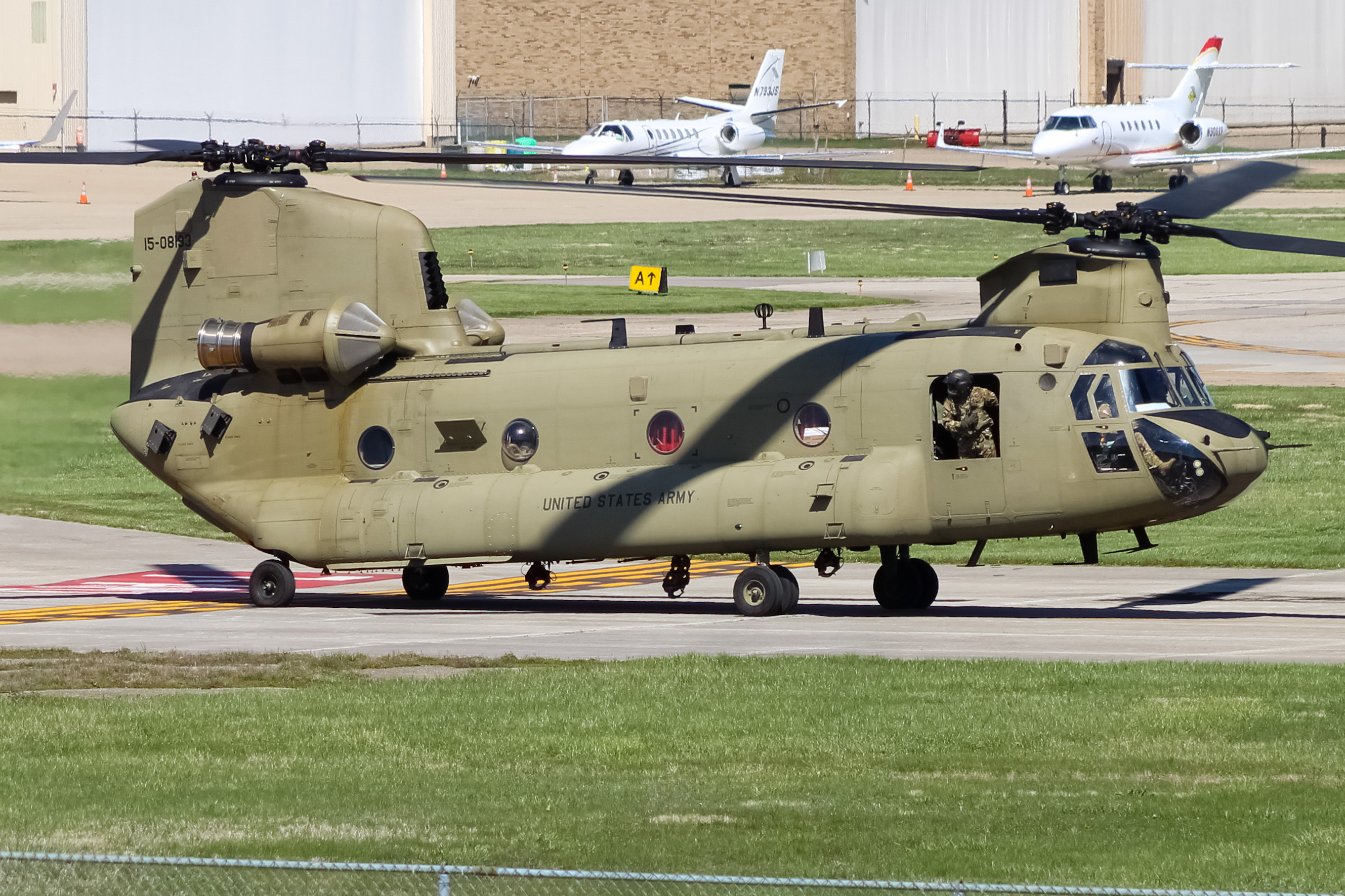 Full size: US Army  Boeing CH-47 Chinook 15-08193 at Cincinnati Municipal Airport/Lunken Field