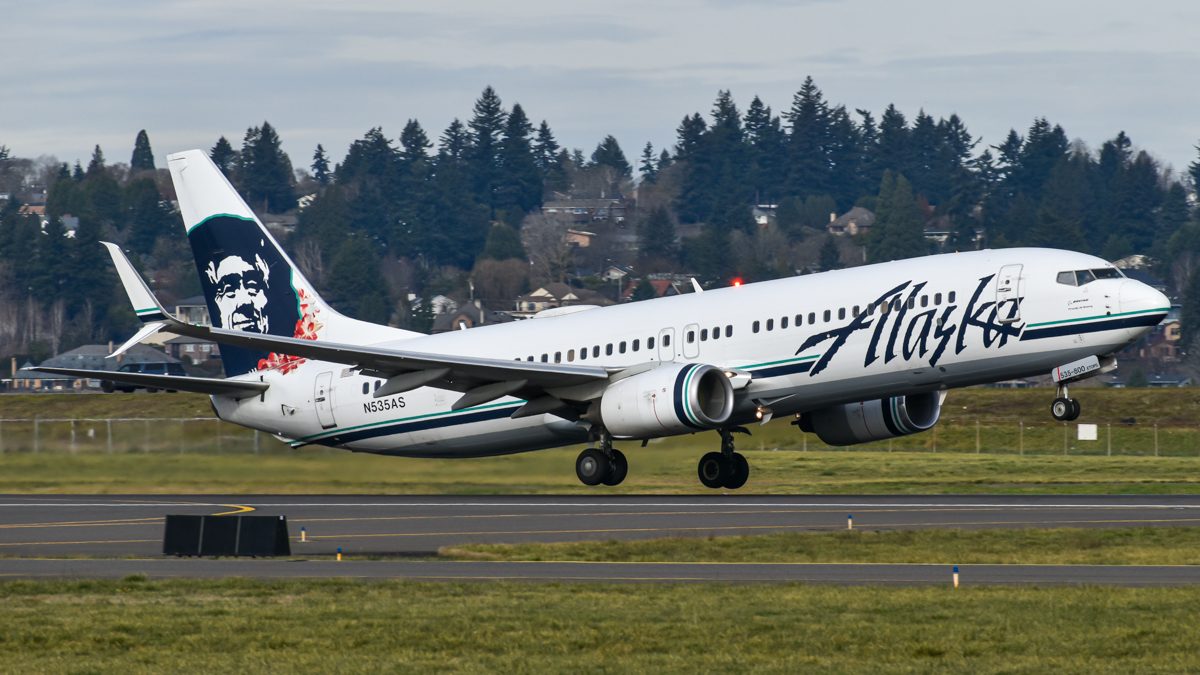 Full size: Alaska Airlines Boeing 737-800 N535AS at Portland International Airport