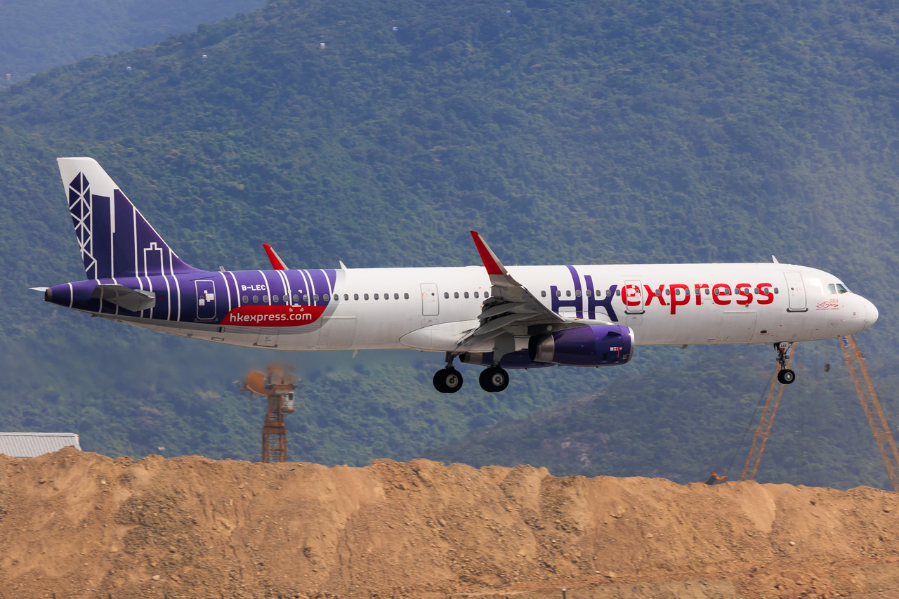 Full size: Hong Kong Express Airbus A321-200 B-LEC at Hong Kong International Airport