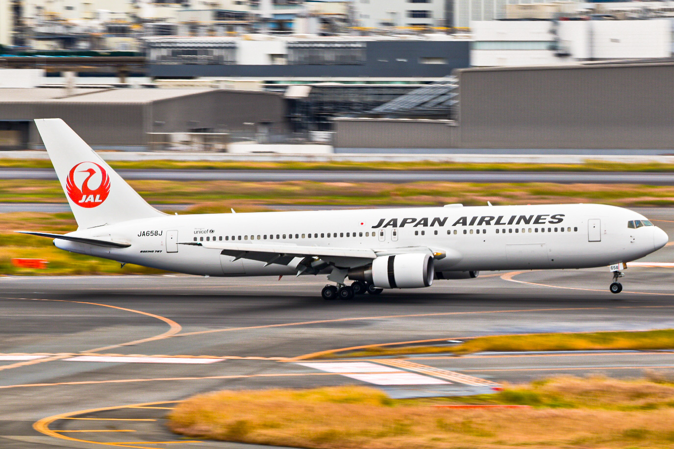 Full size: Japan Airlines Boeing 767-300ER JA658J at Tokyo-Haneda Airport