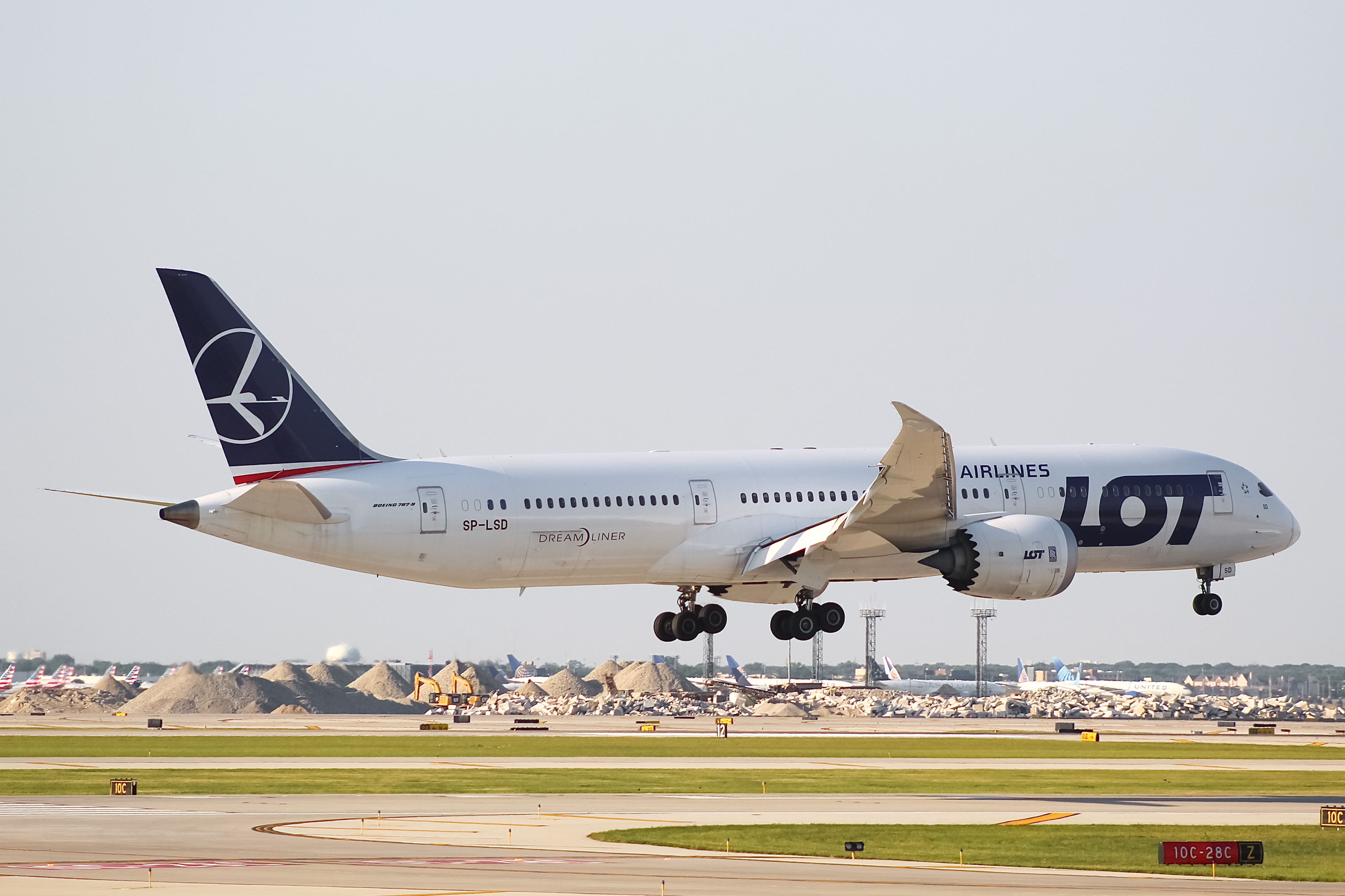 Full size: LOT Polish Airlines Boeing 787-9 SP-LSD at Chicago O'Hare International Airport