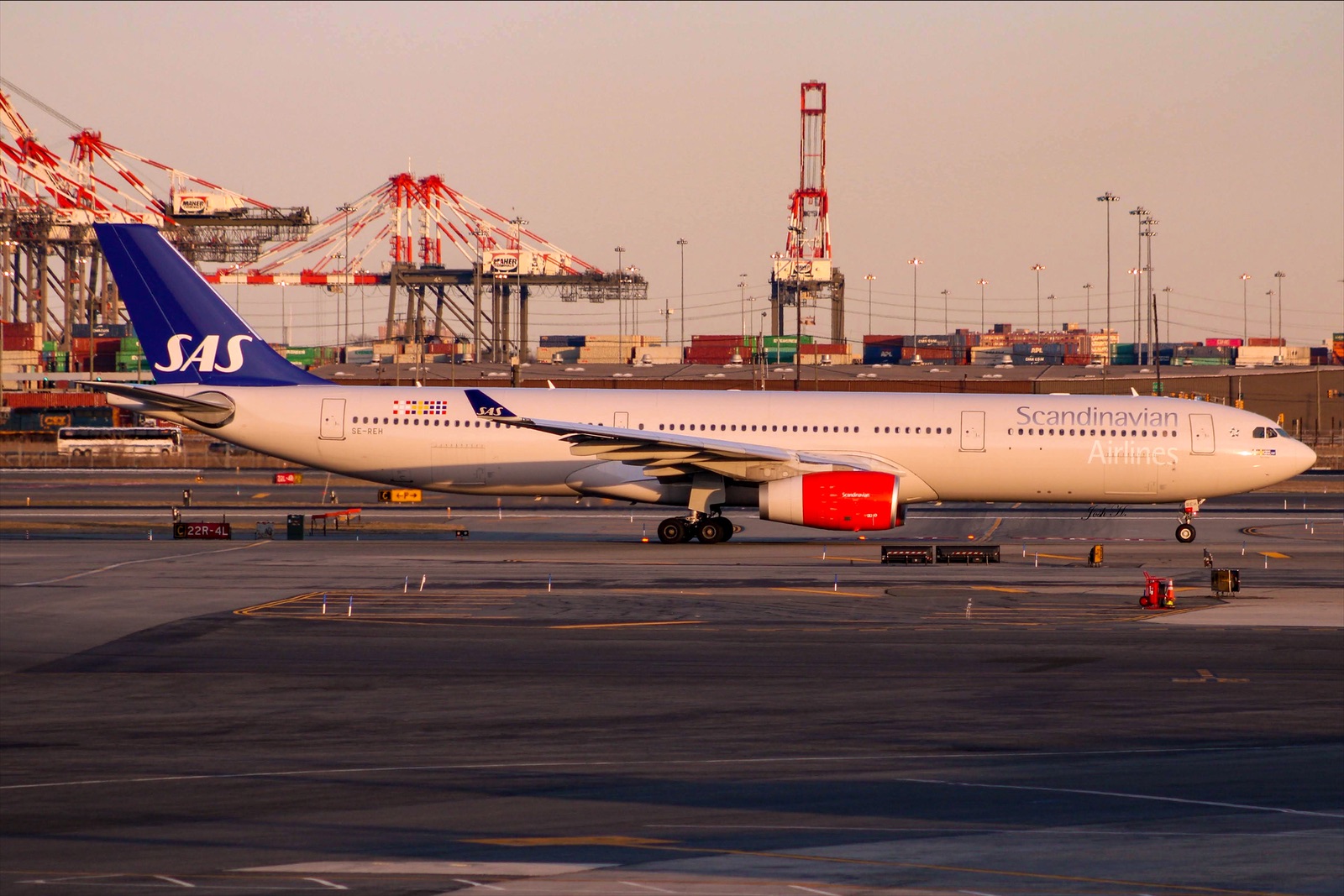 Full size: Scandinavian Airlines Airbus A330-300 SE-REH at Newark Liberty International Airport