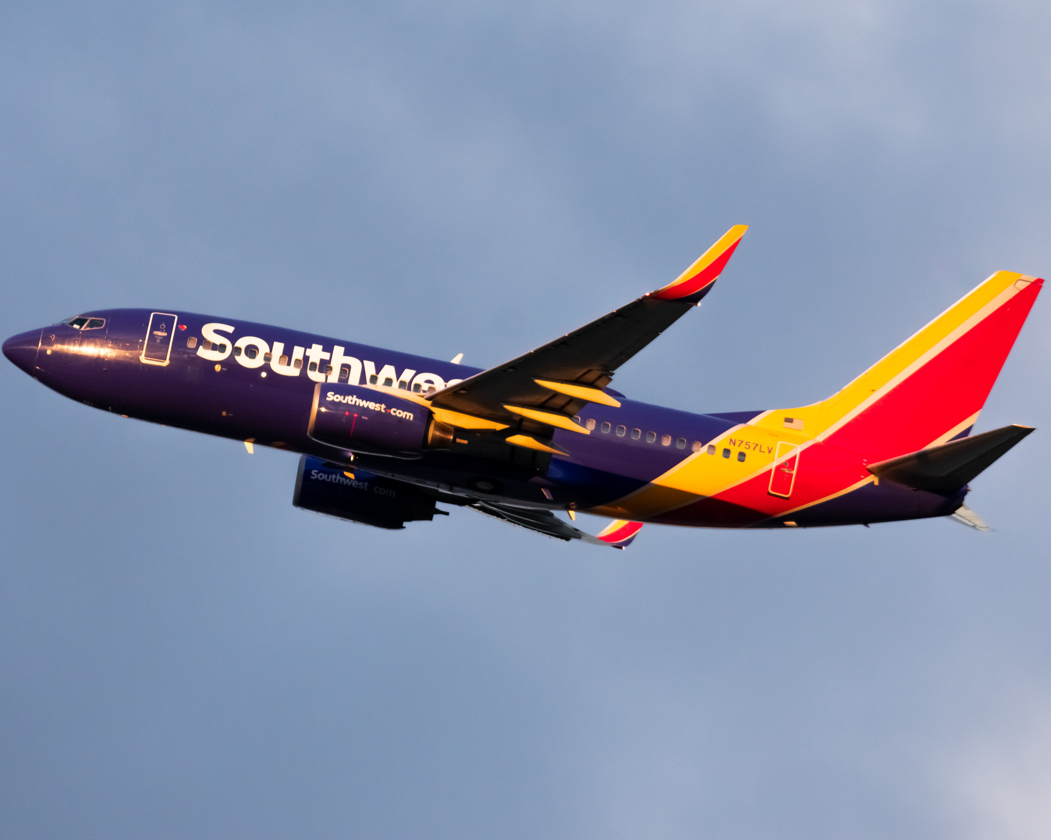 Full size: Southwest Airlines Boeing 737-700 N757LV at Ronald Reagan National Airport