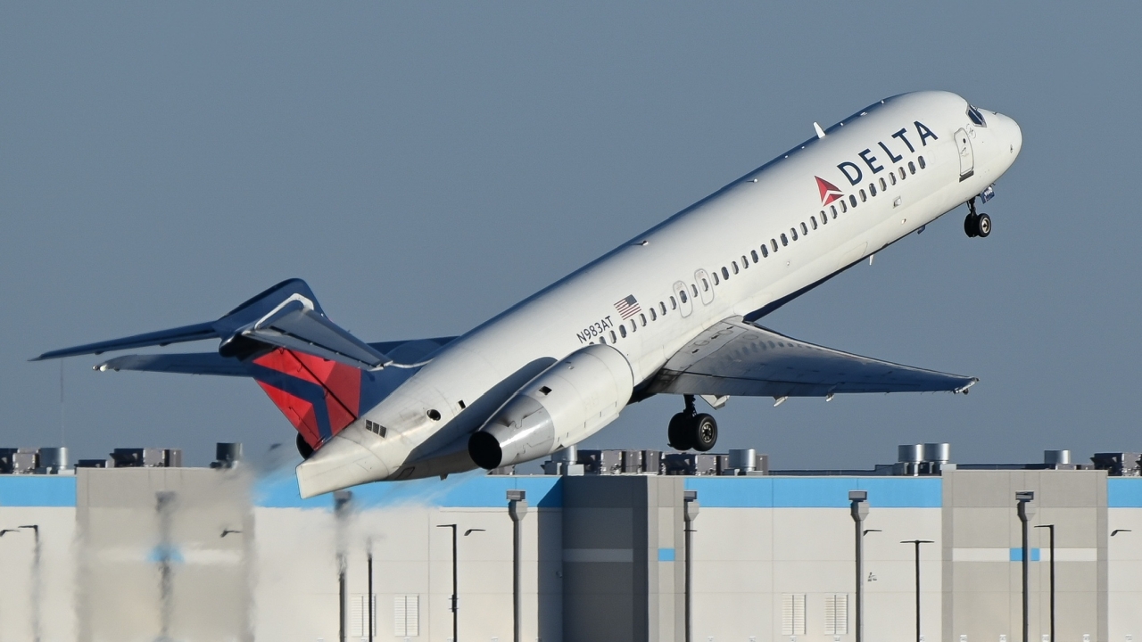 Full size: Delta Airlines Boeing 717-200 N983AT at Will Rogers World Airport