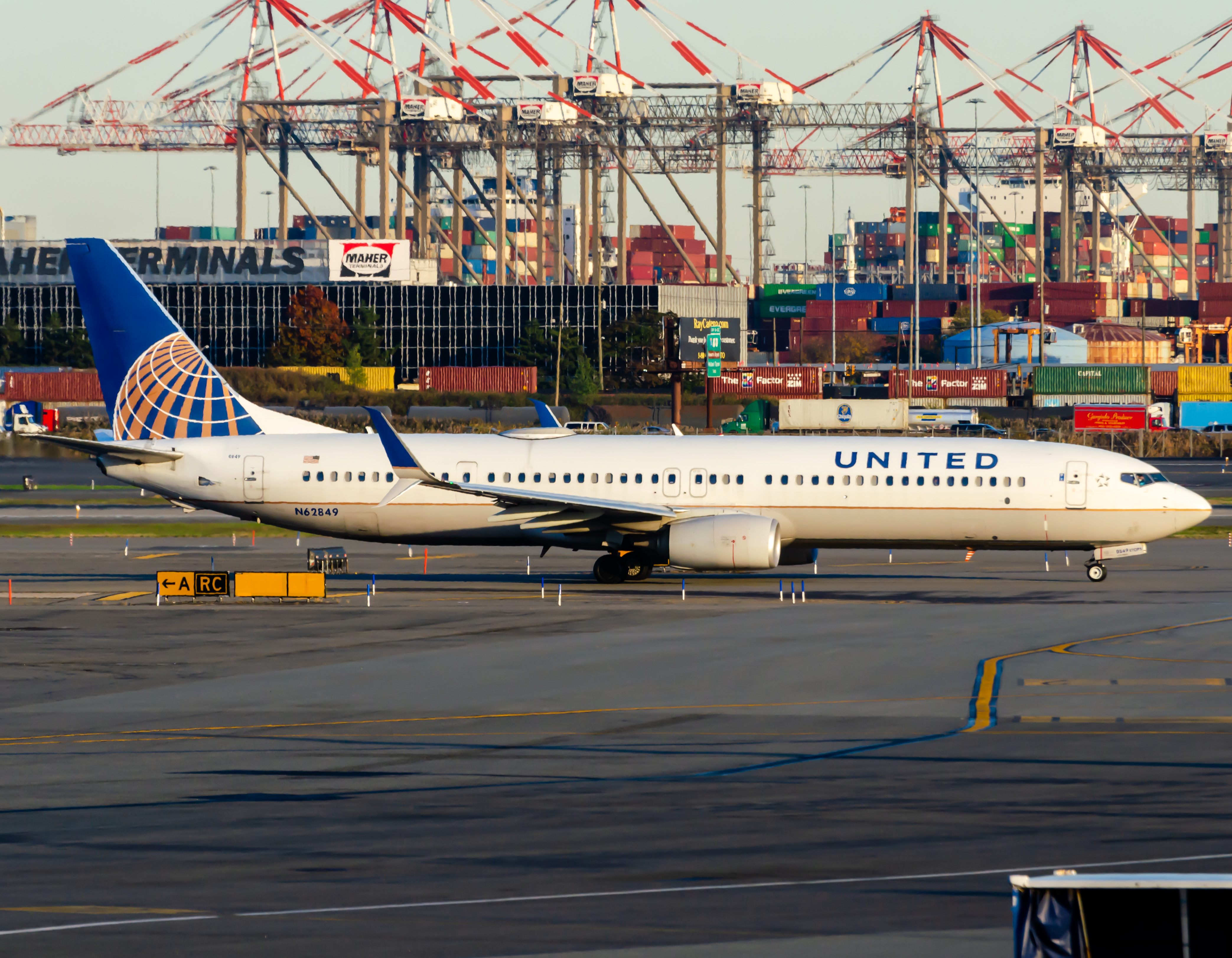 Full size: United Airlines Boeing 737-900ER N62849 at Newark Liberty International Airport