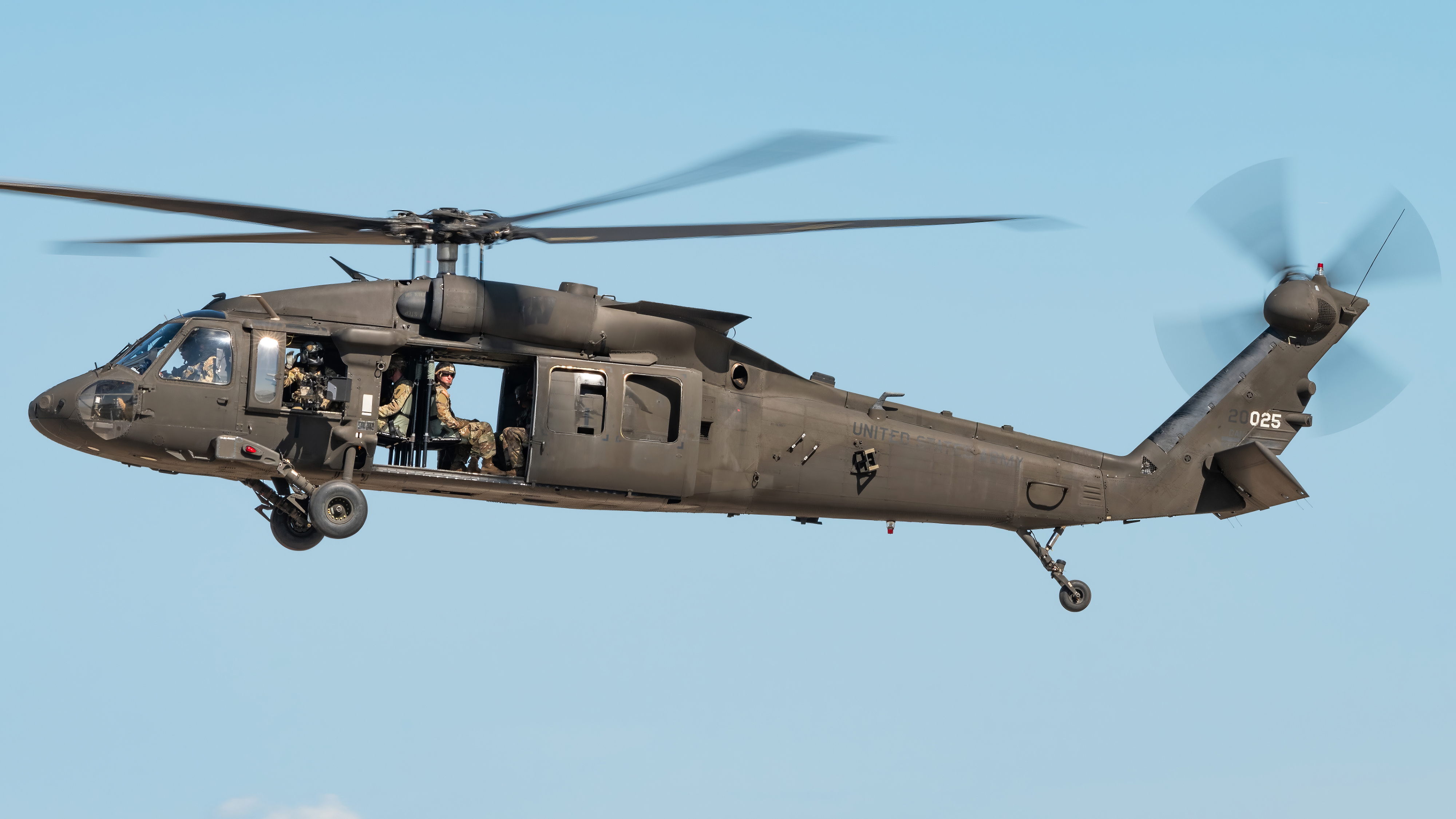 Full size: USA - United States Army Sikorsky UH-60L Blackhawk 07-20025 at Wittman Regional Airport