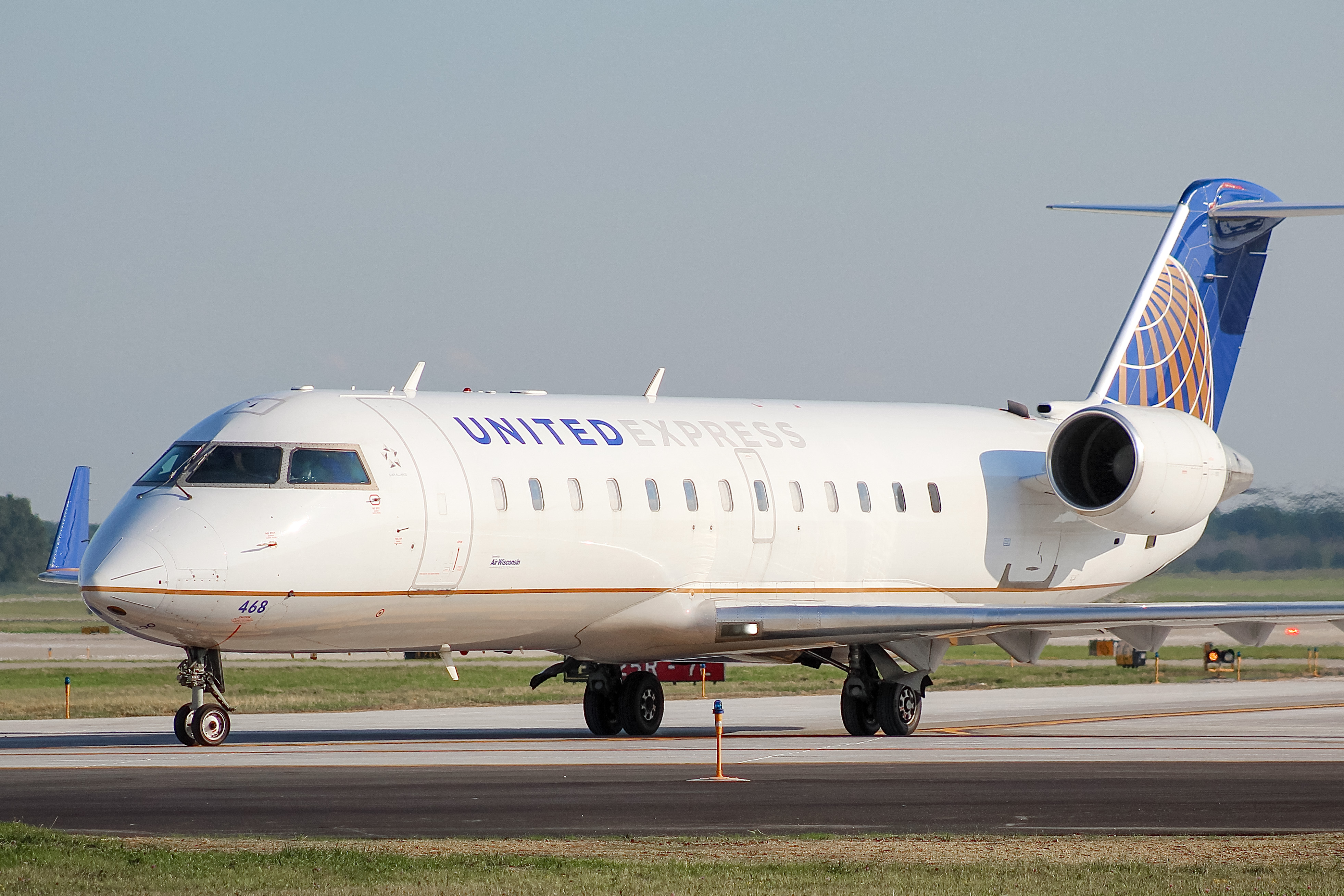 Full size: United Express Mitsubishi CRJ-200 N468AW at General Mitchell International Airport
