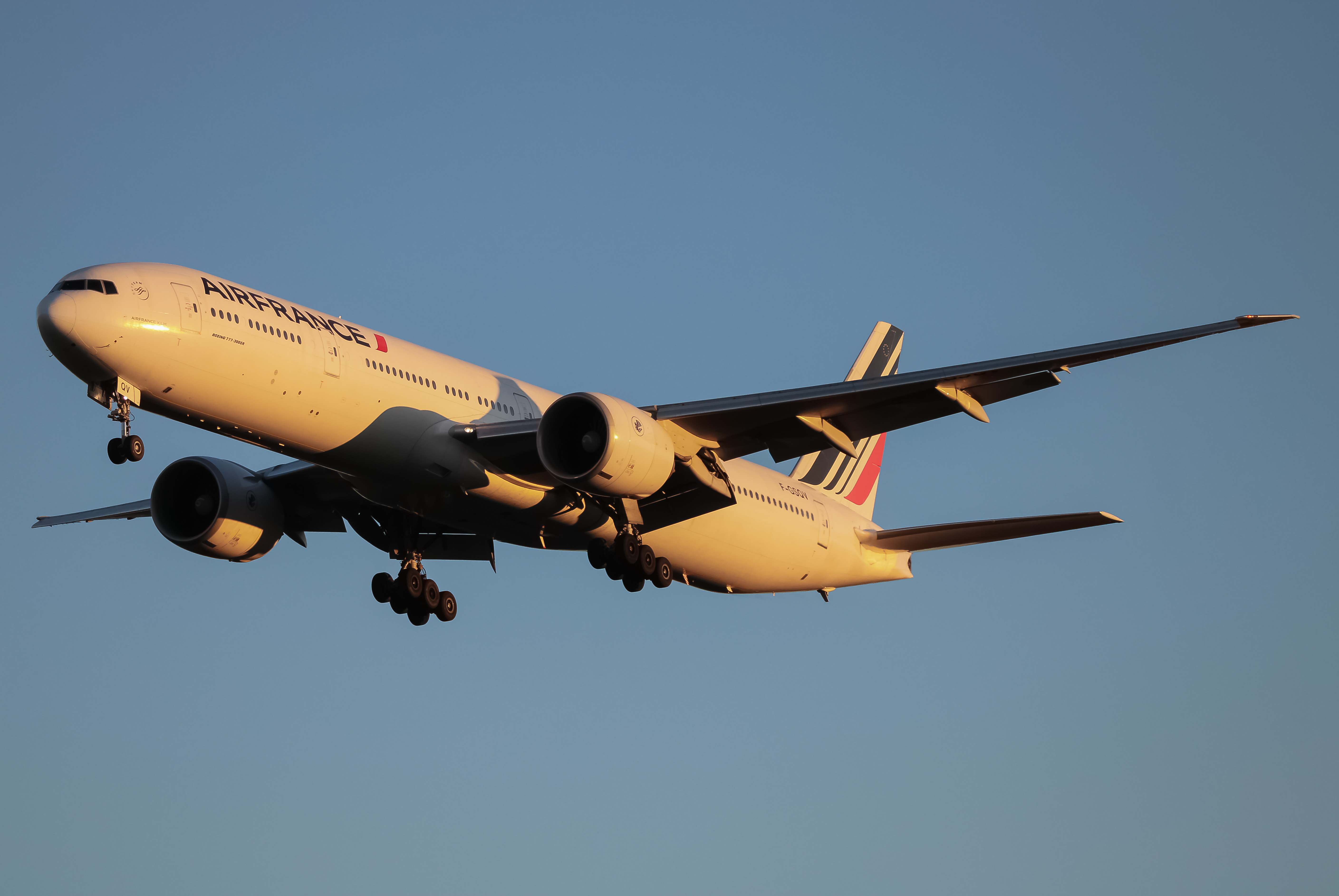 Full size: Air France  Boeing 777-300ER F-GSQV at Washington Dulles International Airport