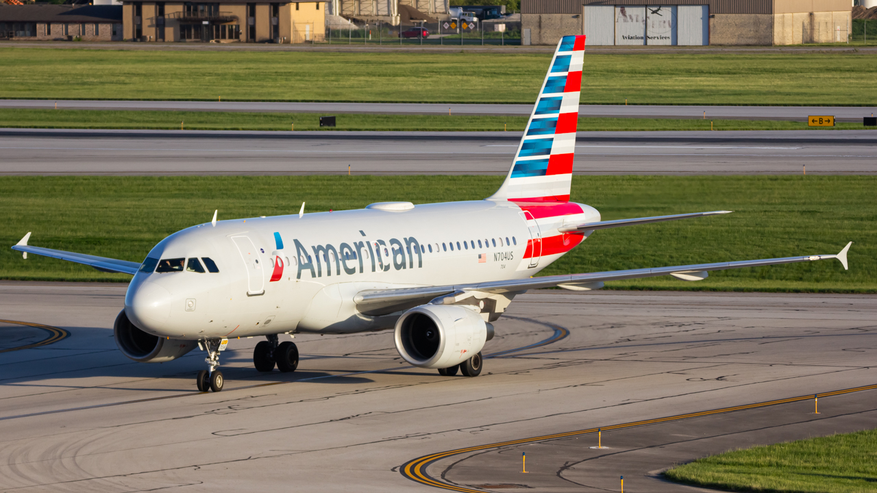Full size: American Airlines Airbus A319 N704US at John Glenn Columbus International Airport