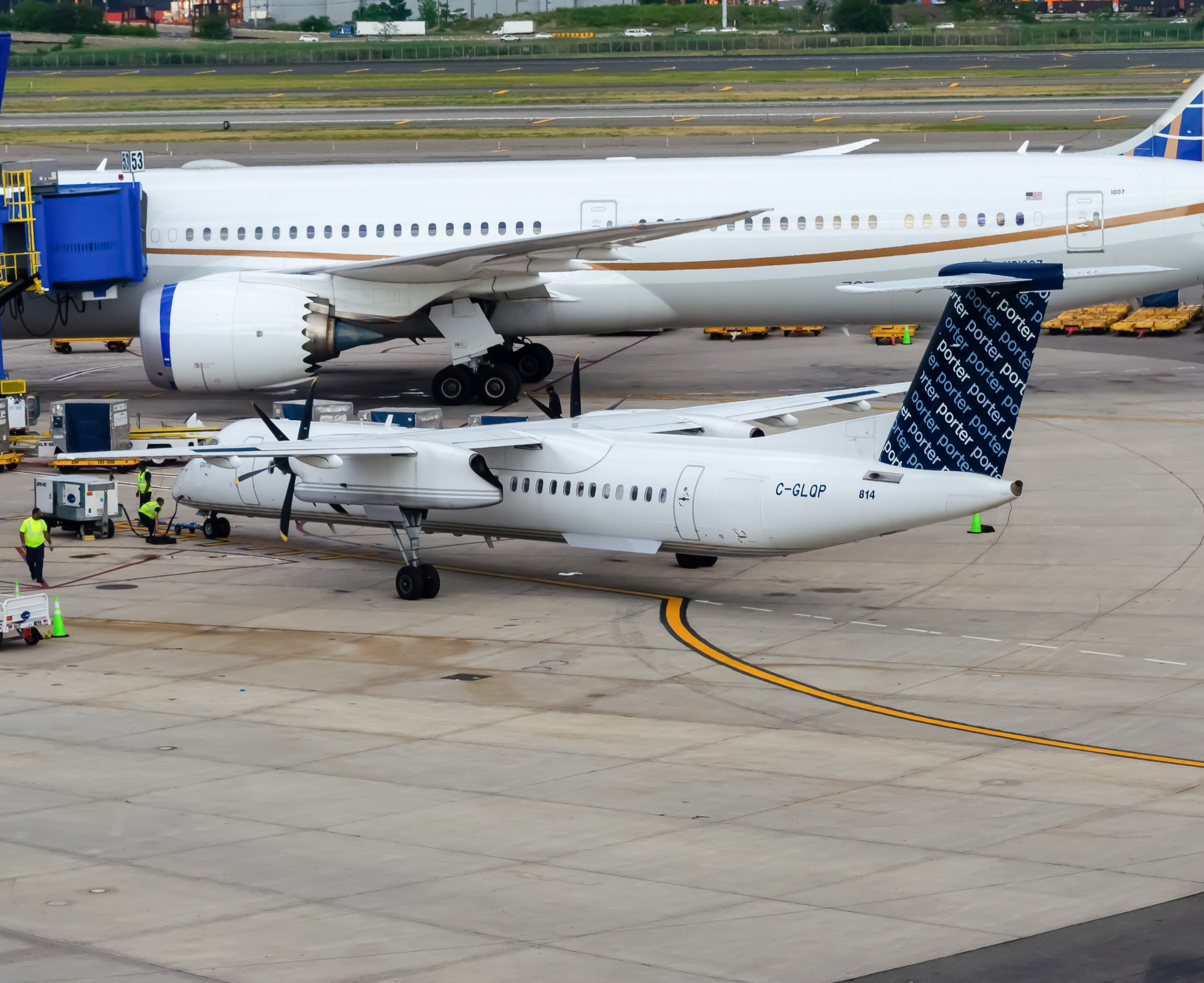 Full size: Porter Airlines De Havilland Dash-8 q400 C-GLQP  at Newark Liberty International Airport