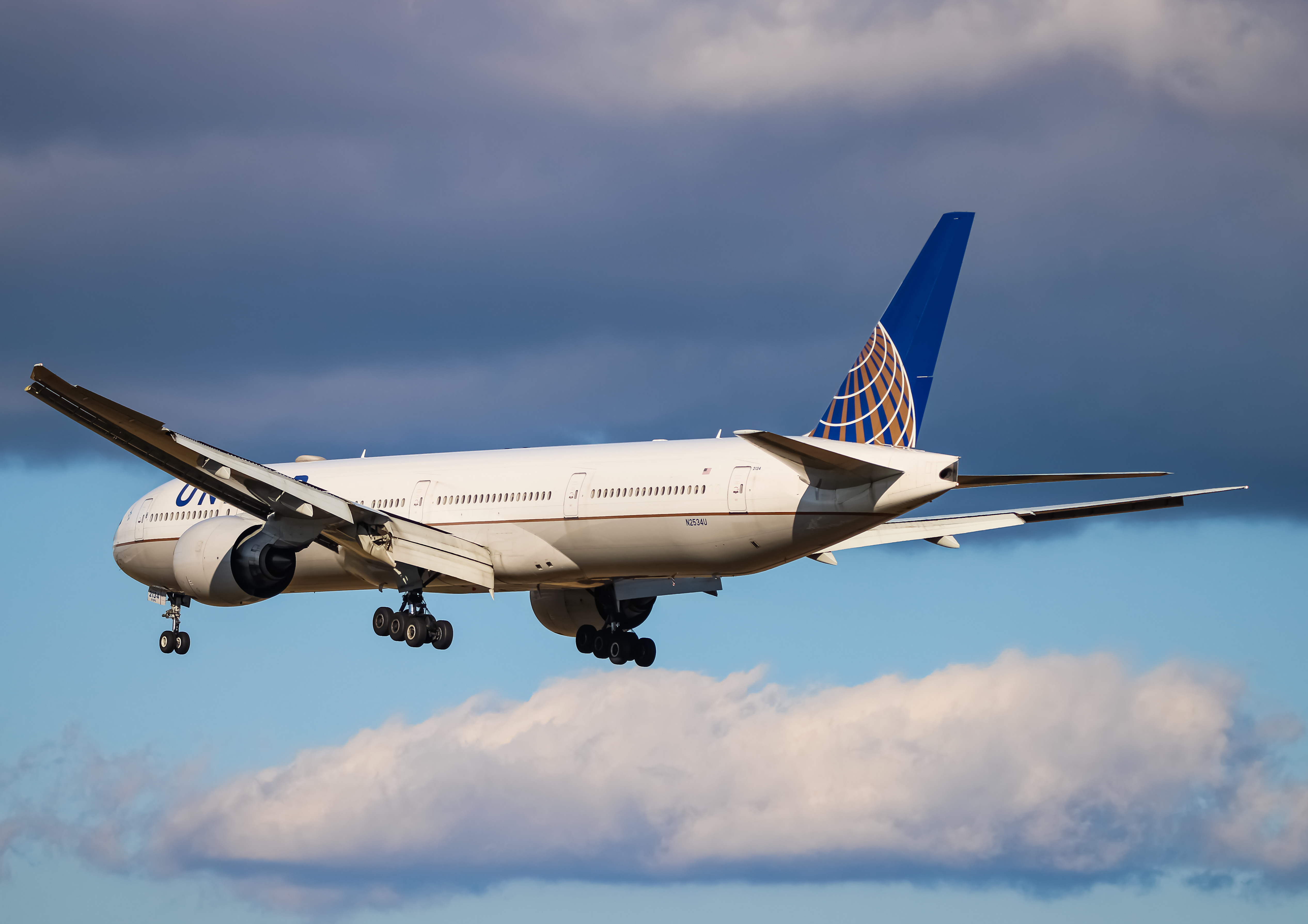 Full size: United Airlines Boeing 777-300ER N2534U at Washington Dulles International Airport