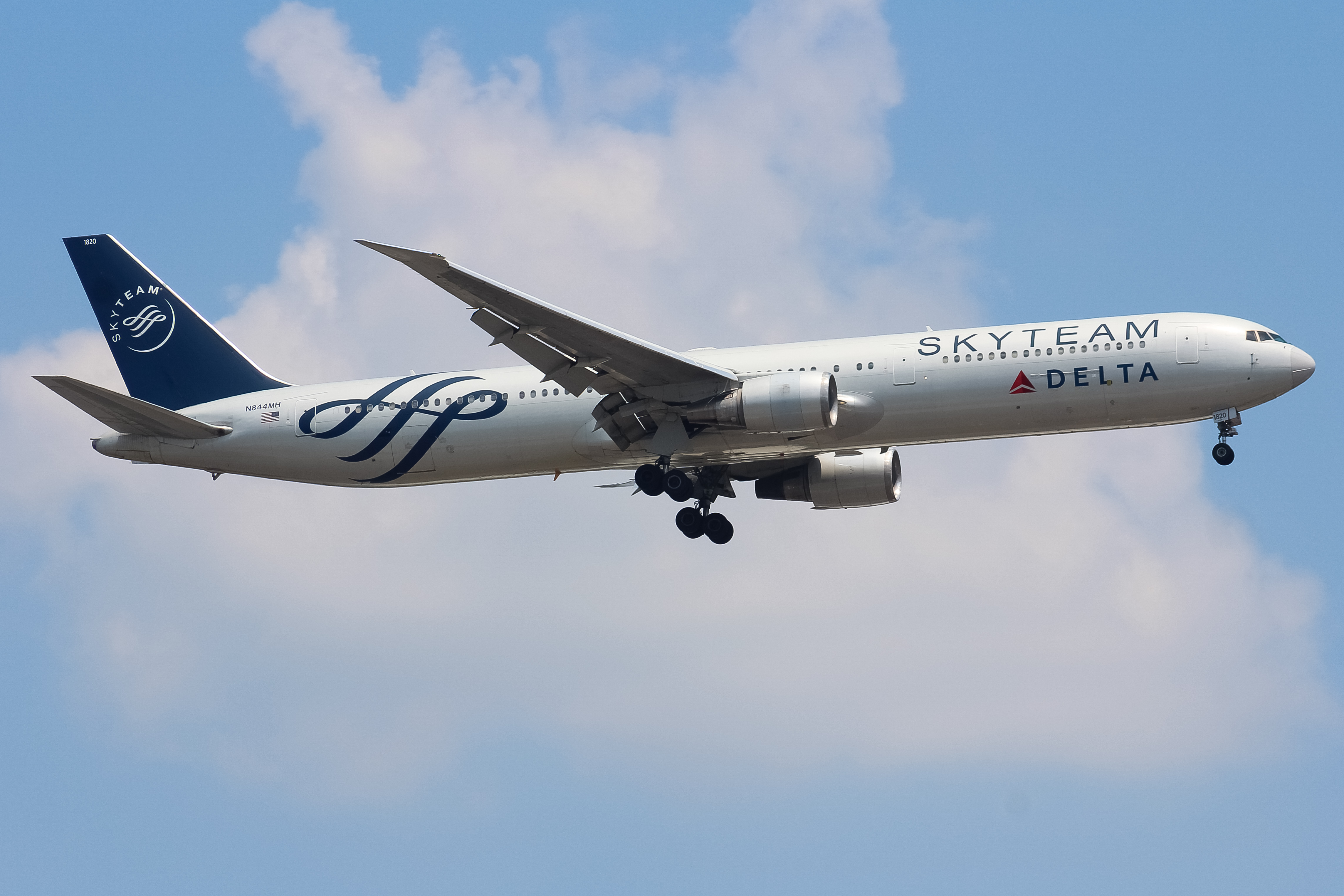 Full size: Delta Airlines Boeing 767-400ER N844MH at Cincinnati/Northern Kentucky International Airport