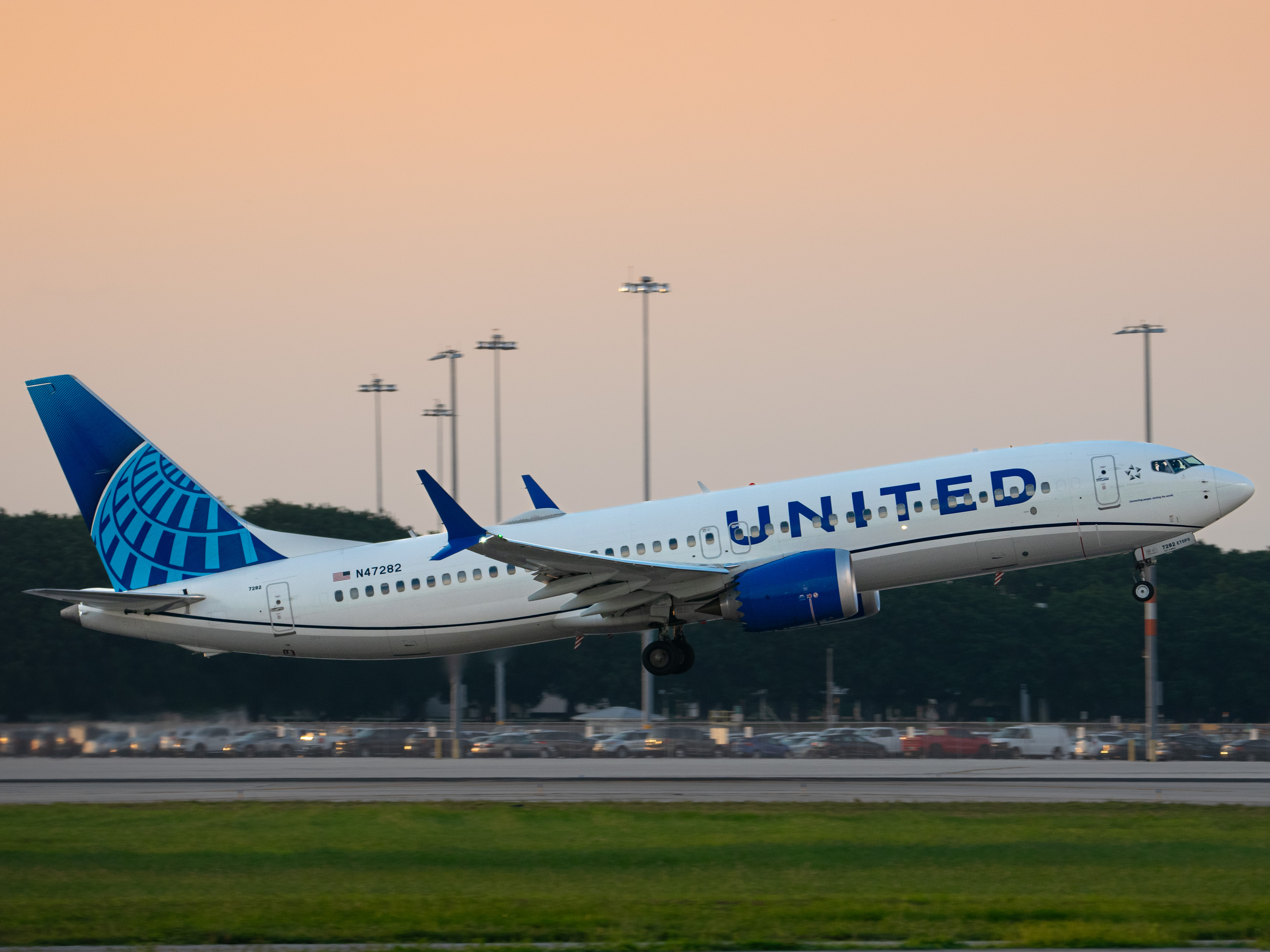 Full size: United Airlines Boeing 737 MAX 8 N47282 at Palm Beach International Airport
