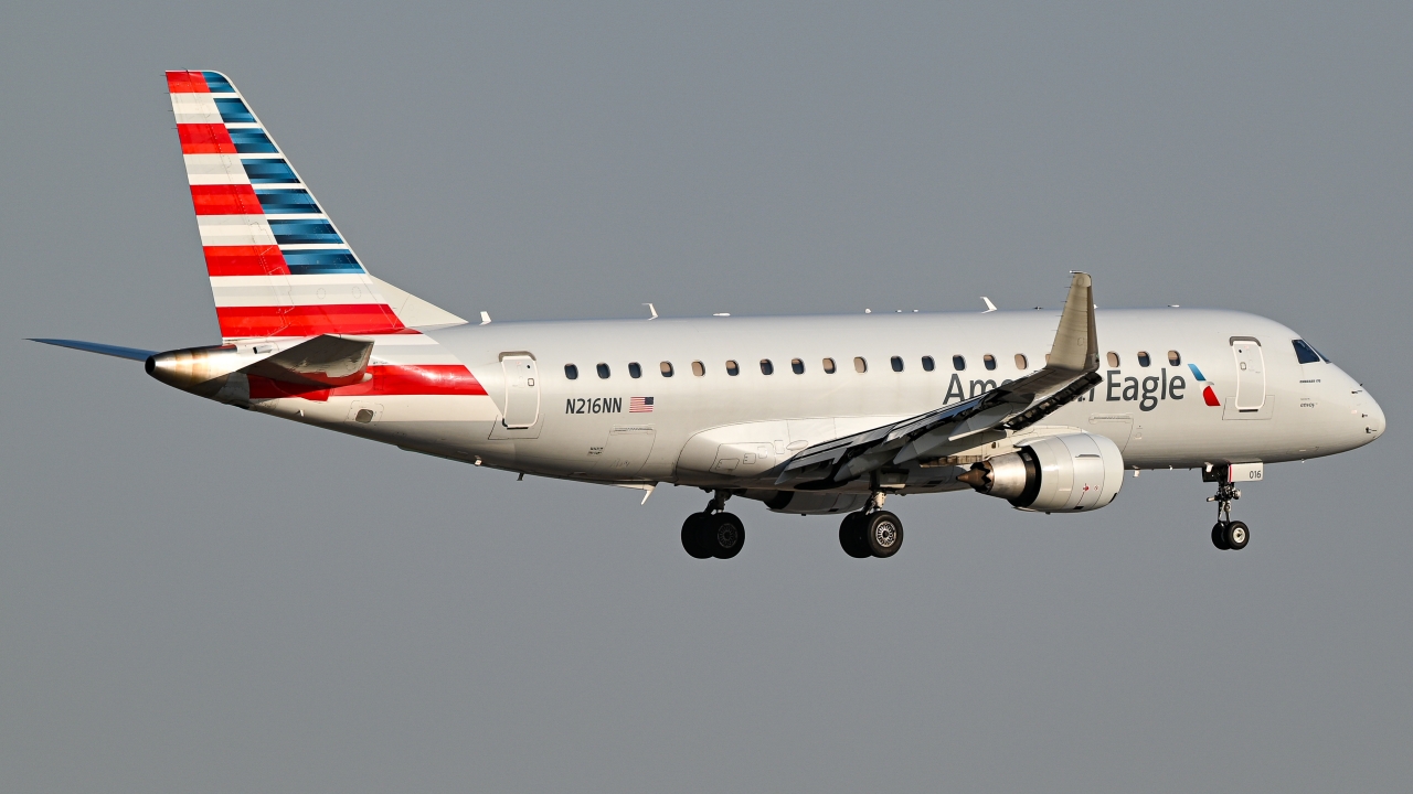 Full size: American Eagle Embraer E175 N216NN at Dallas-Fort Worth International Airport