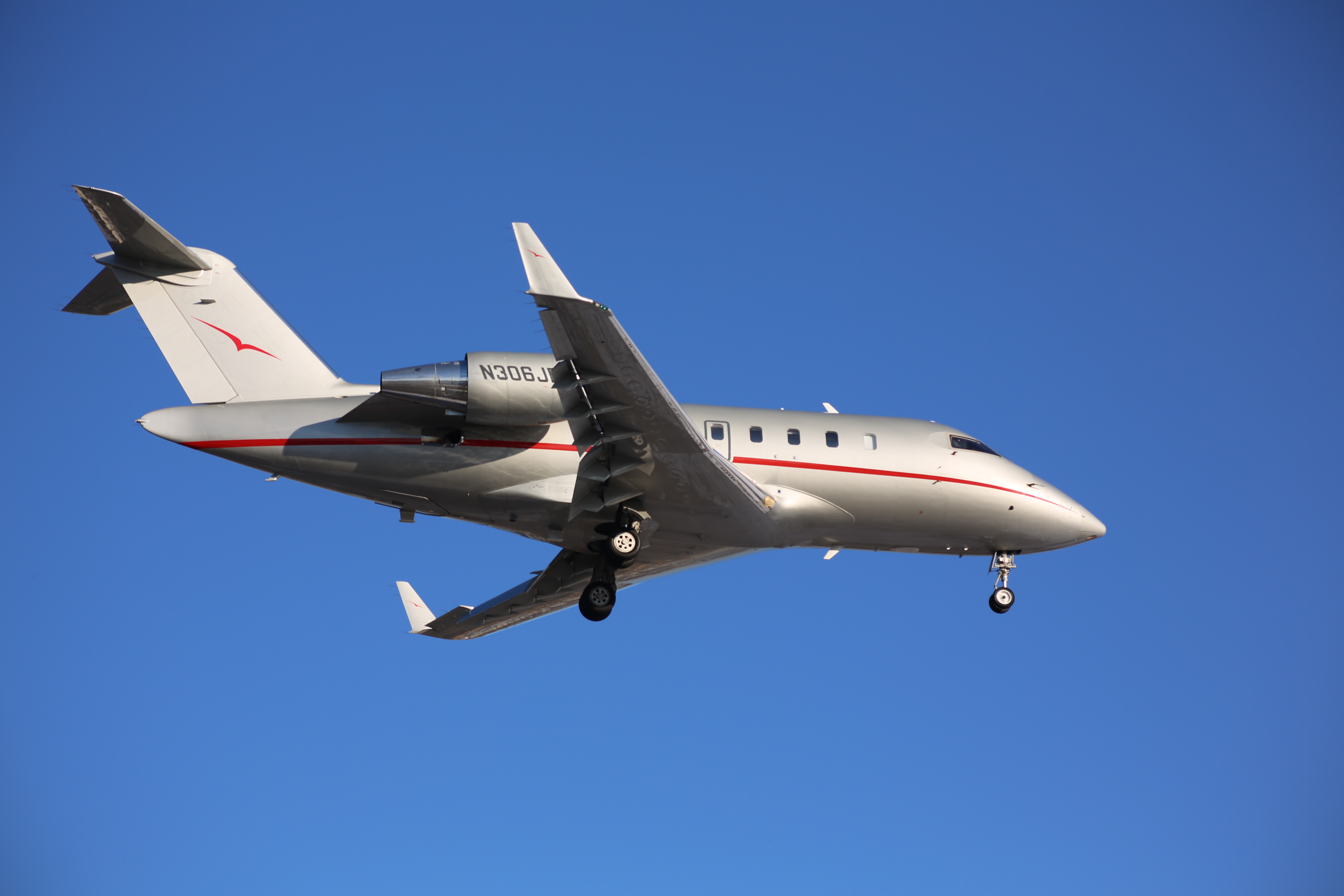 Full size: VistaJet Bombardier Challenger 605 N306JE at Teterboro Airport