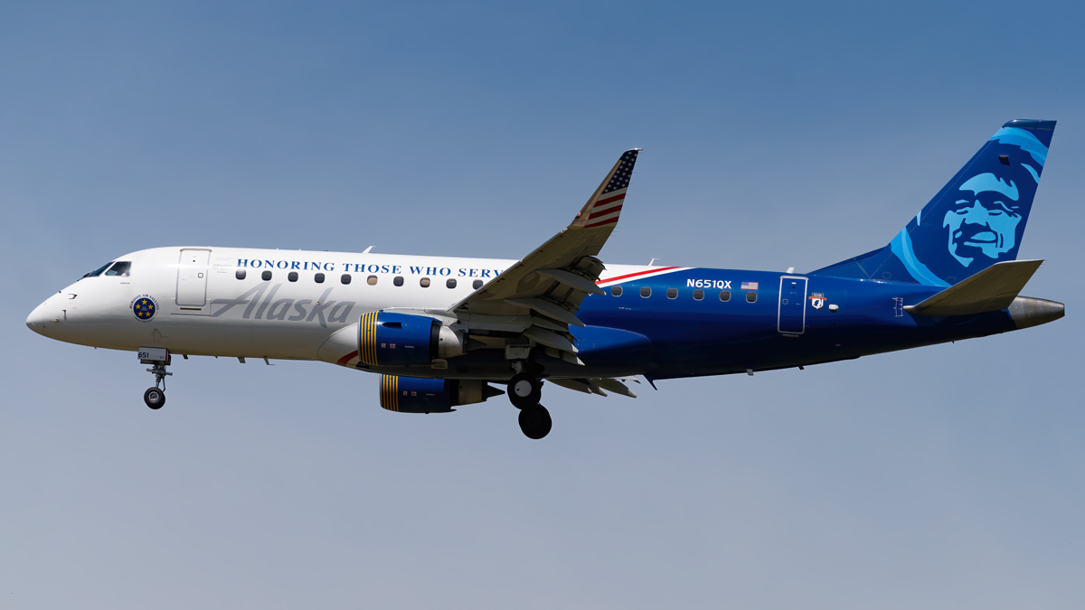 Full size: Horizon Air Embraer E175 N651QX at Vancouver International Airport