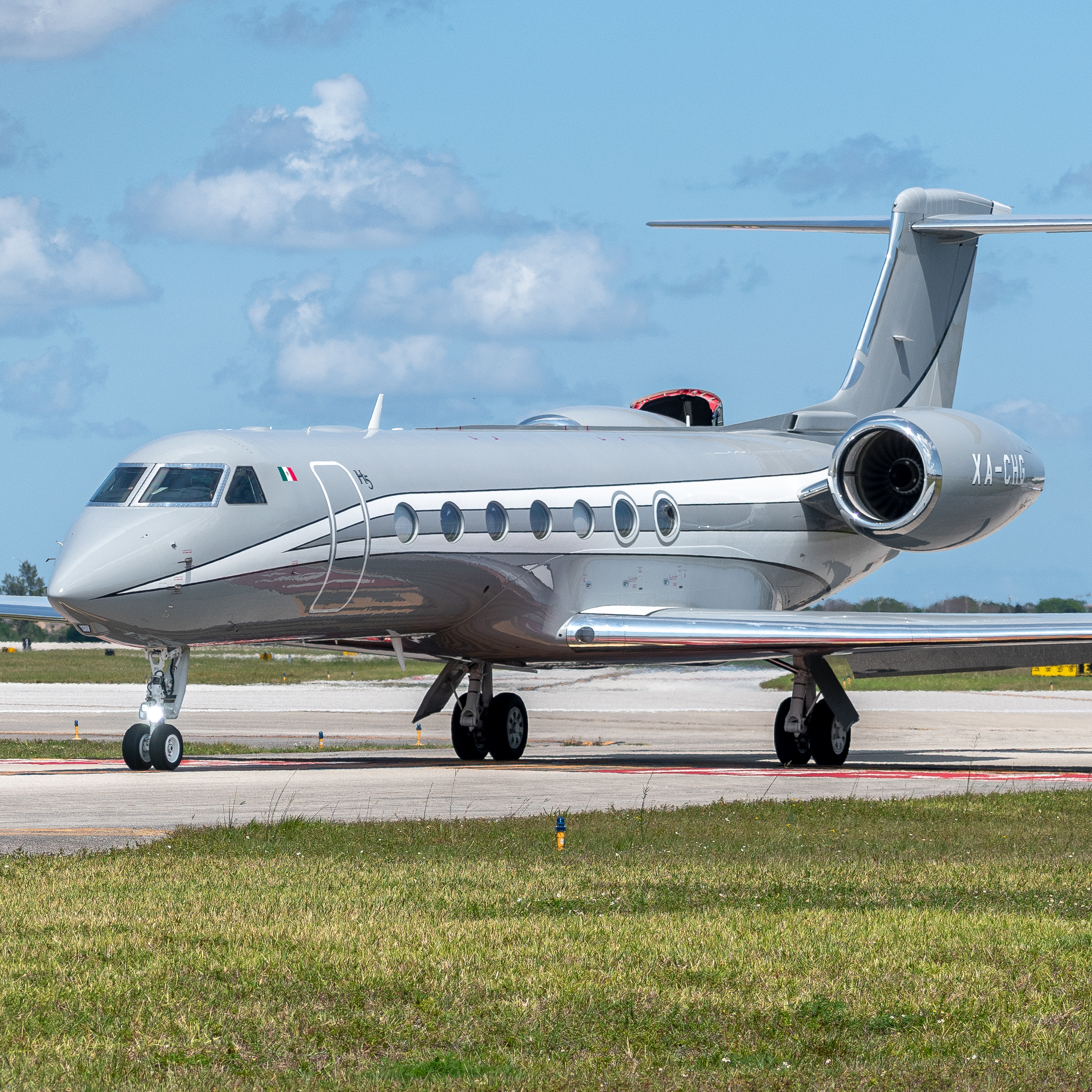 Full size: PRIVATE Gulfstream G550 XA-CHG at Palm Beach International Airport