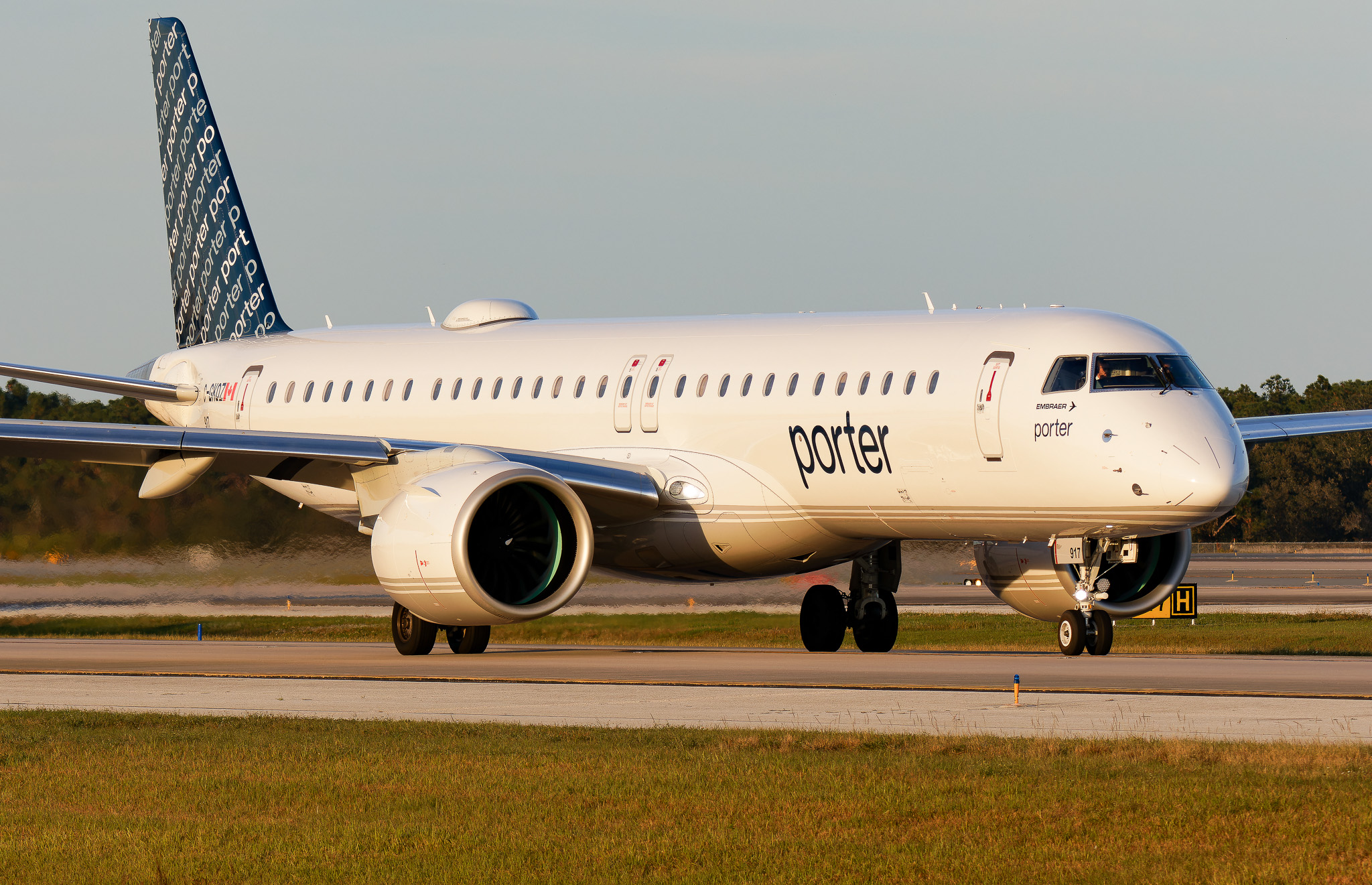 Full size: Porter Airlines Embraer E195-E2 C-GKQZ at Orlando International Airport