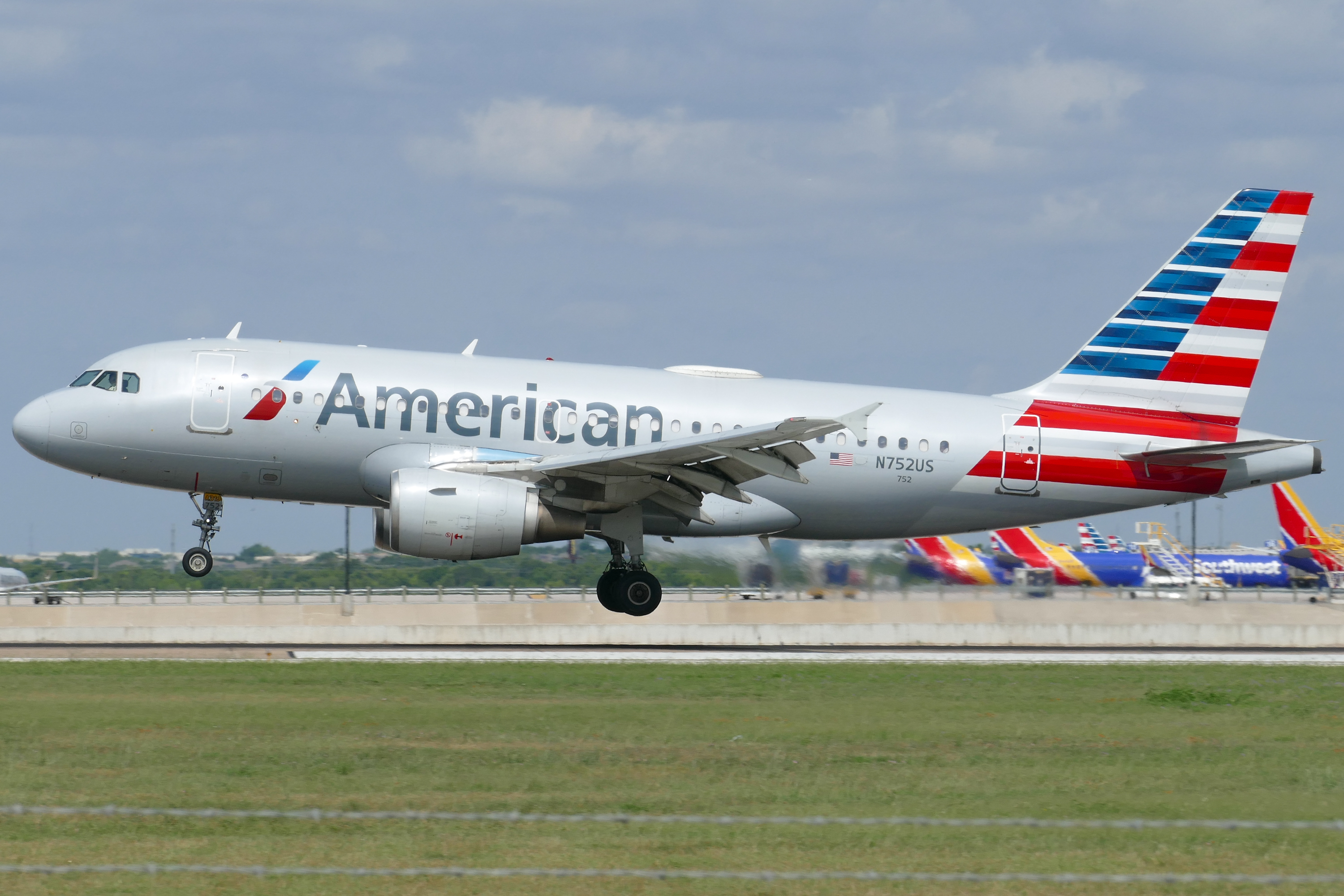 Full size: American Airlines Airbus A319 N752US at Austin-Bergstrom International Airport
