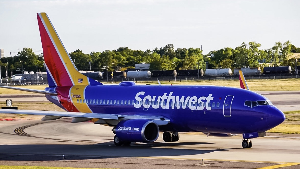 Full size: Southwest Airlines  Boeing 737-700 N7818L at Dallas Love Field Airport