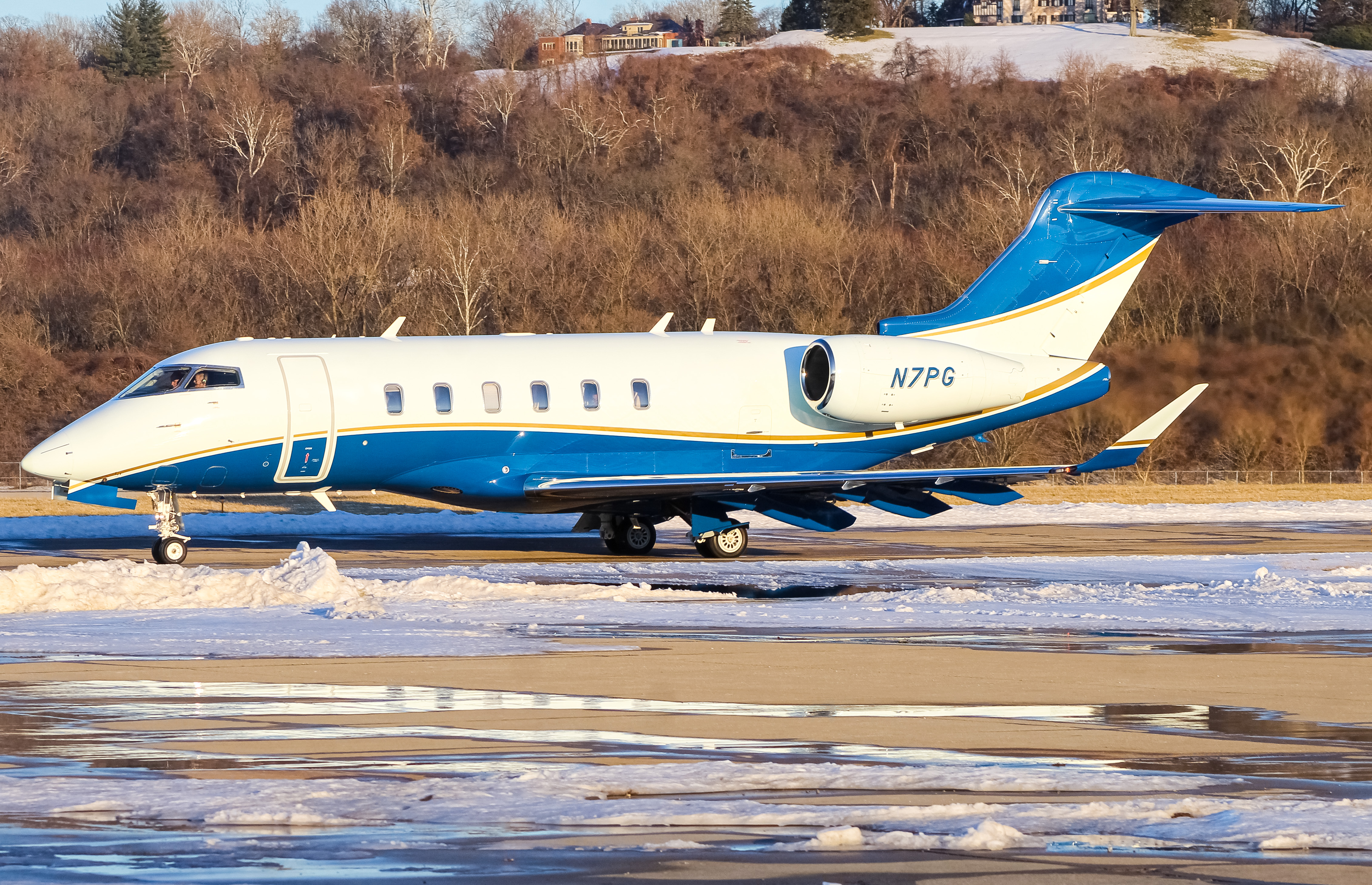 Full size: PRIVATE  Bombardier Challenger 350  N7PG at Cincinnati Municipal Airport/Lunken Field