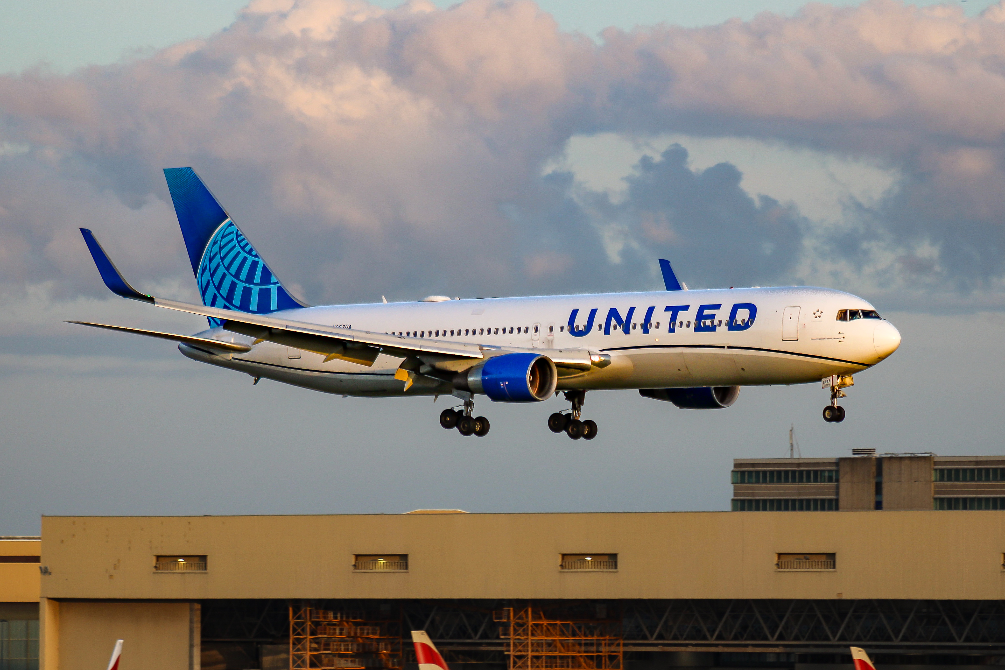 Full size: United Airlines Boeing 767-300ER N667UA at London Heathrow International Airport