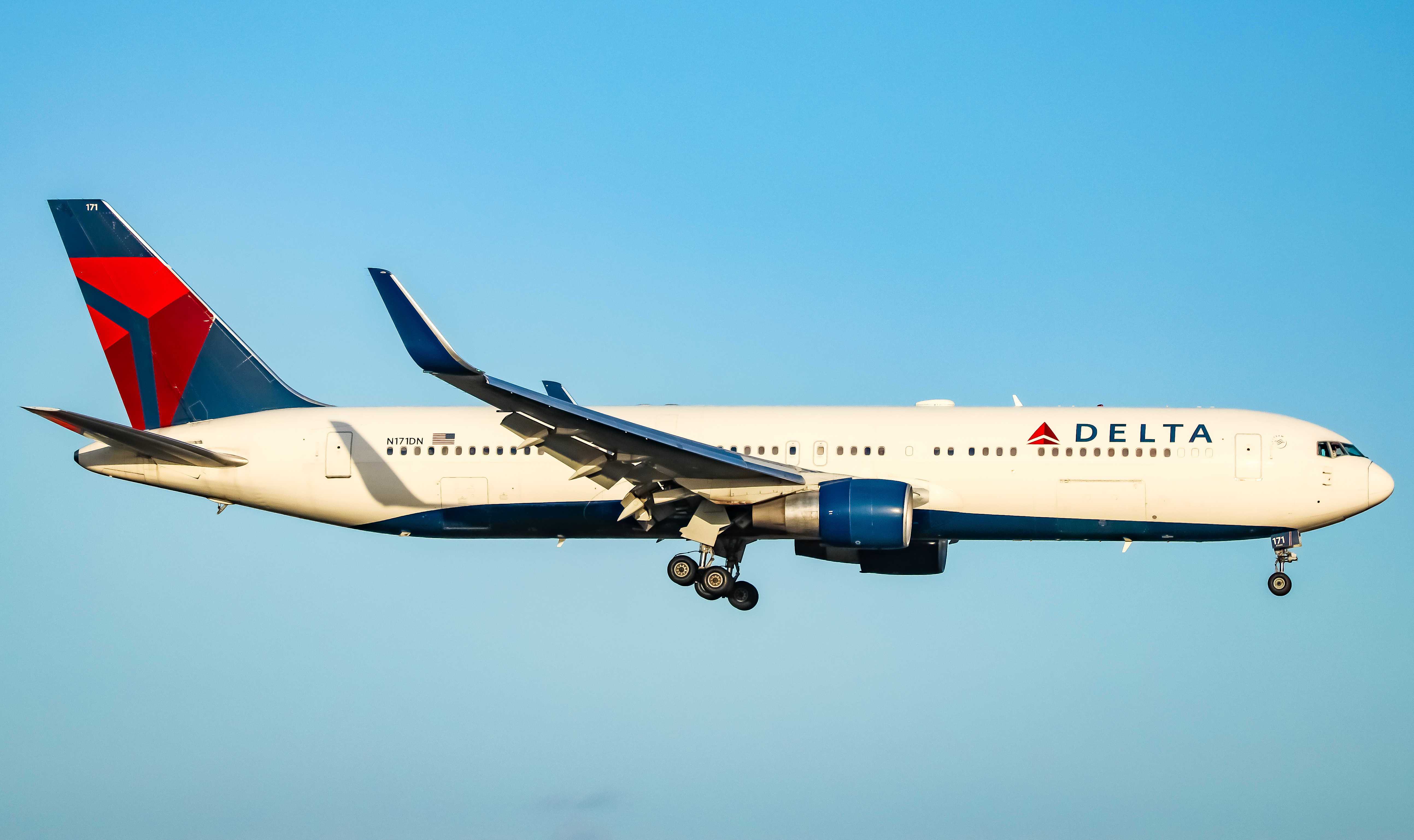 Full size: Delta Airlines Boeing 767-300ER N171DN at Orlando International Airport