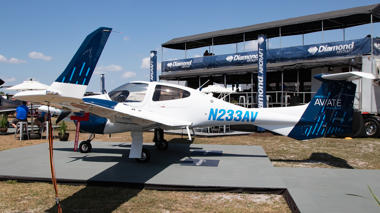 Full size: United Airlines Aviate Program  Diamond DA-42 N233AV at Lakeland Linder International Airport