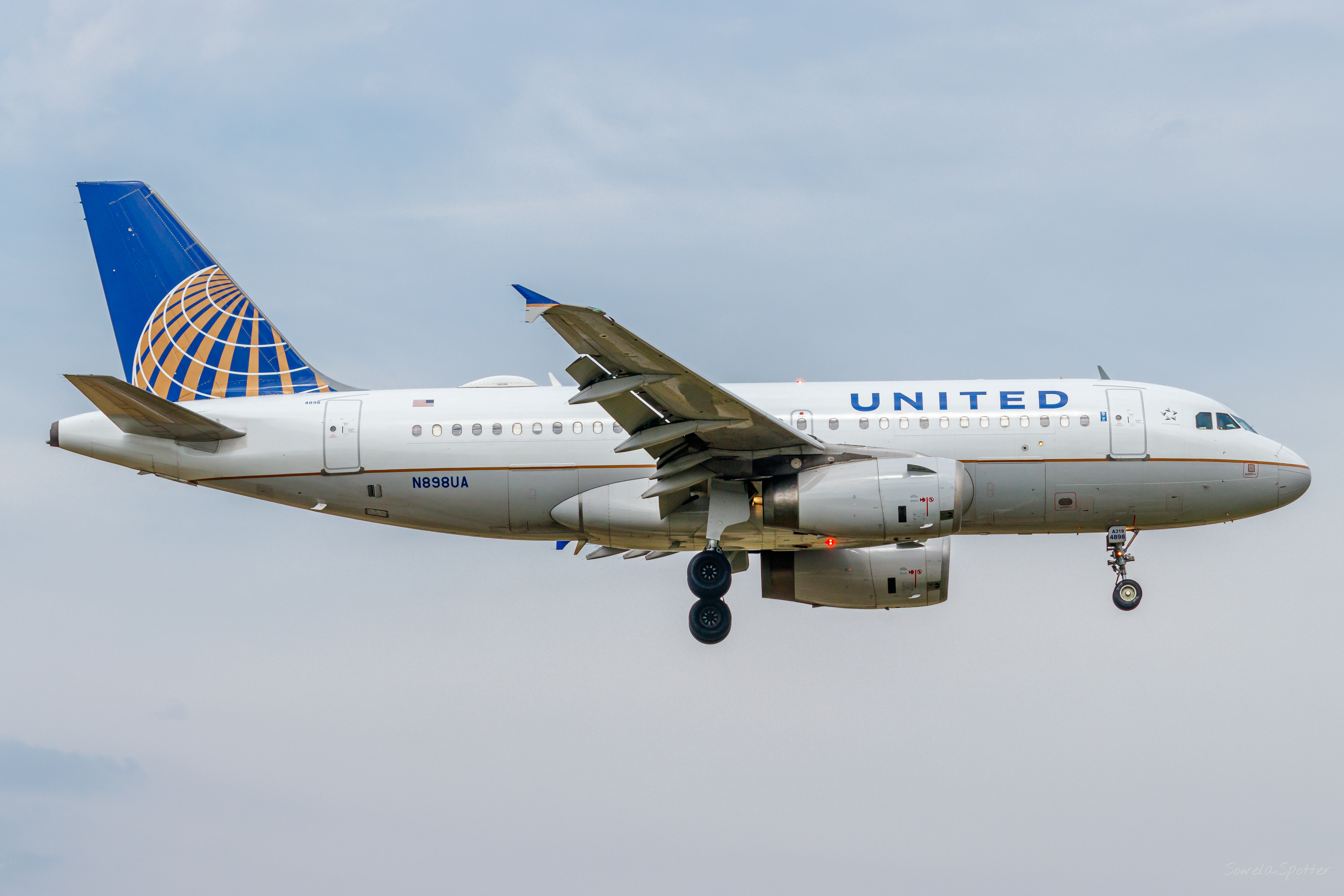 Full size: United Airlines Airbus A319 N898UA at Louisville Muhammad Ali International Airport