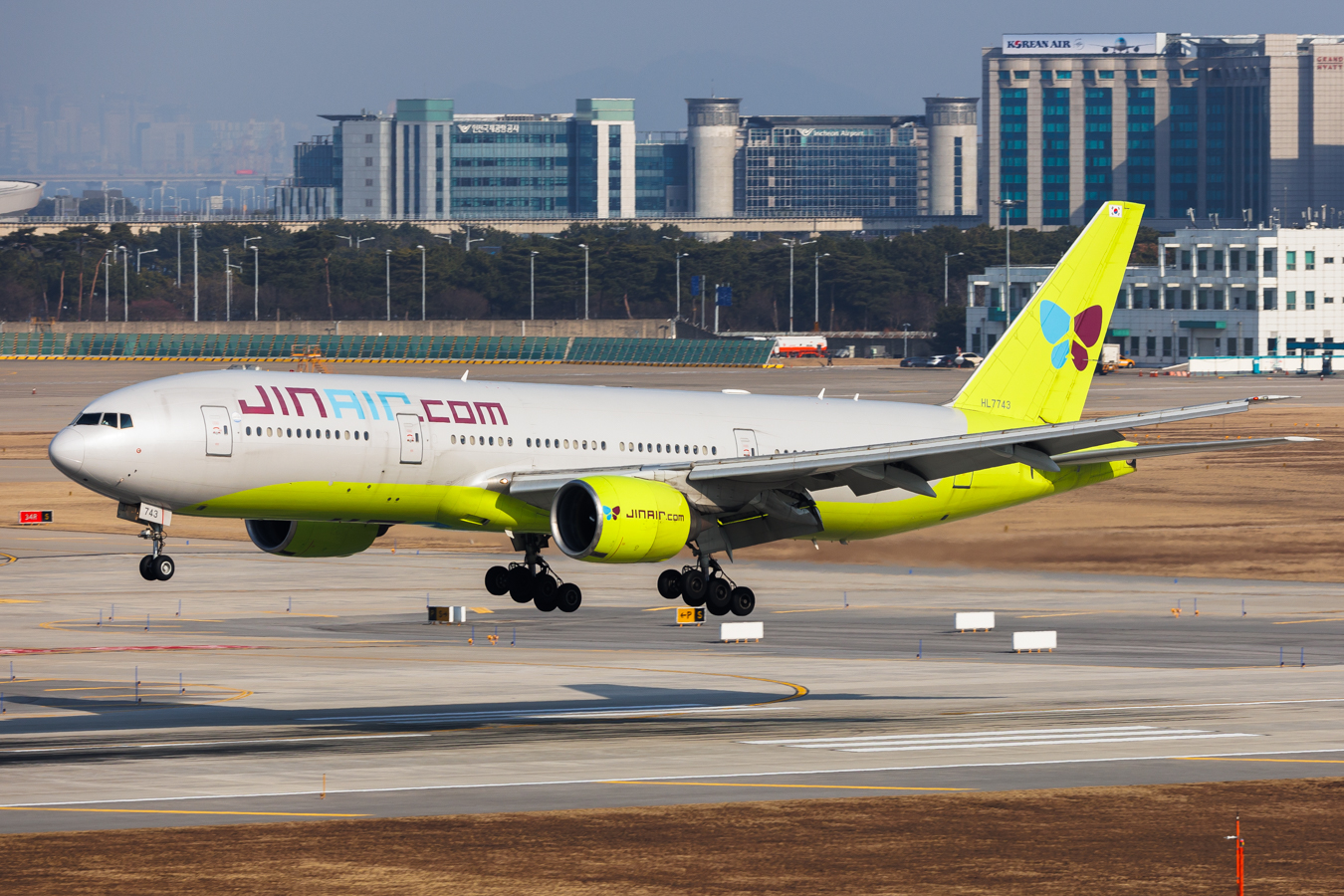 Full size: jinair Boeing 777-200ER HL7743 at Seoul-Incheon International Airport
