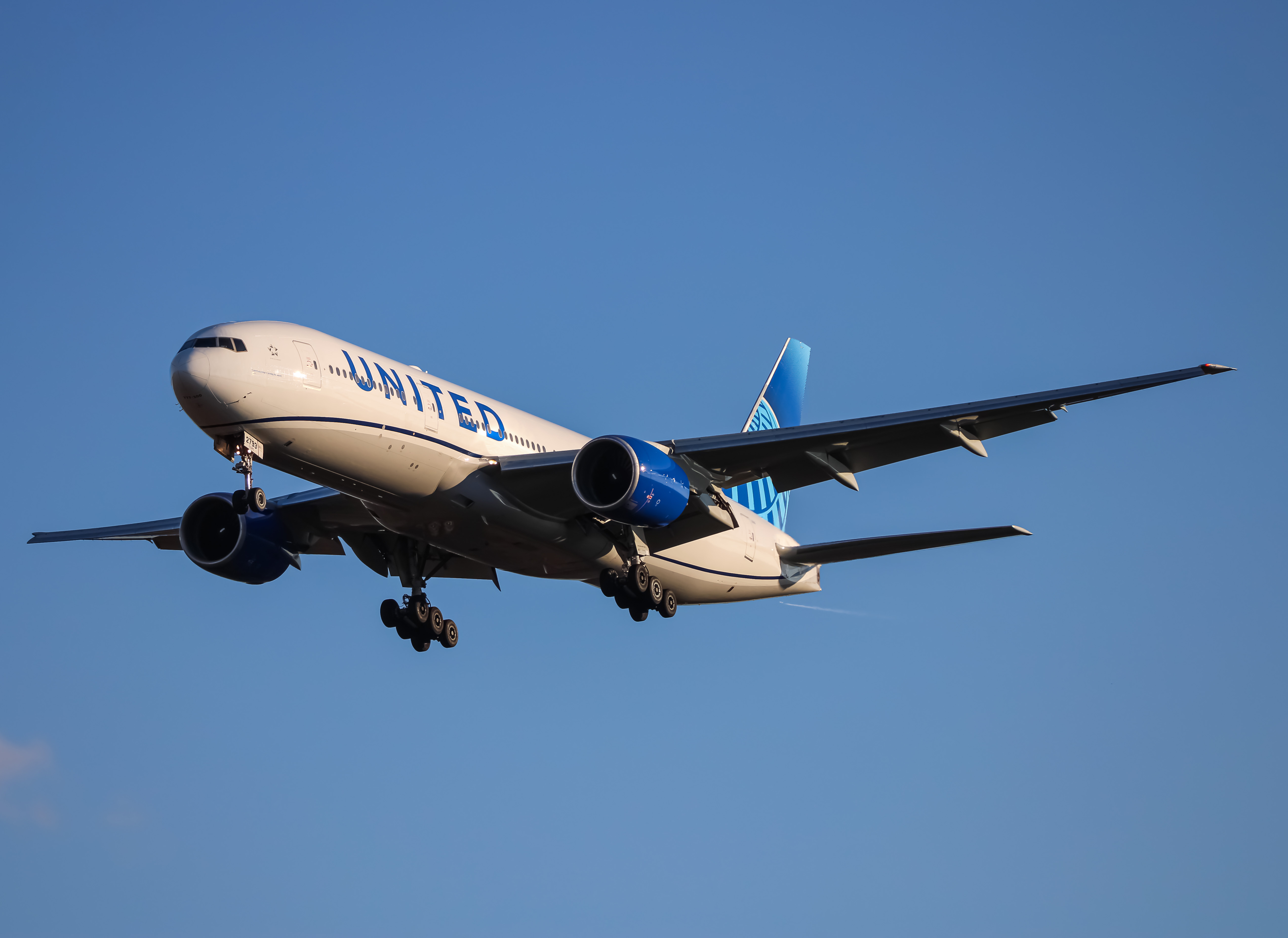 Full size: United Airlines Boeing 777-200 N793UA at Washington Dulles International Airport