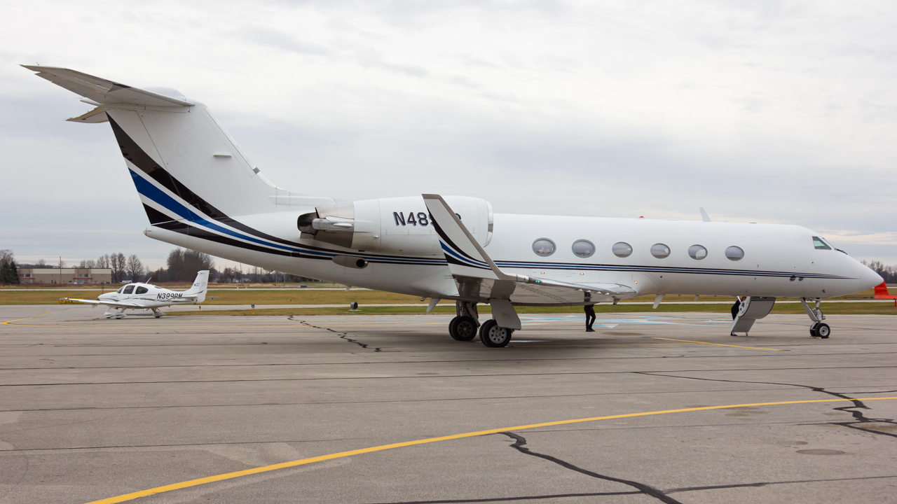 Full size: PRIVATE Gulfstream IV N489VR at Delaware Municipal Airport
