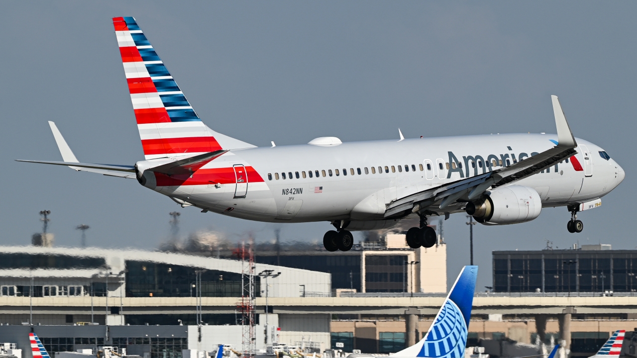 Full size: American Airlines Boeing 737-800 N842NN at Dallas-Fort Worth International Airport